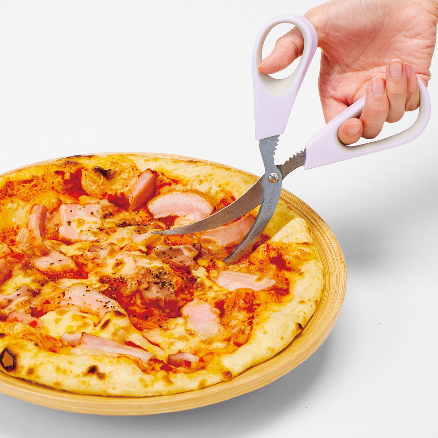 フェリシモの雑貨 Kraso|エスキューブキッチンズ　お肉も野菜も逃さずつかんでスムーズカット　かわいいカーブキッチンばさみ|刃がカーブしているので、ピザなどもお皿の上で切りやすい。