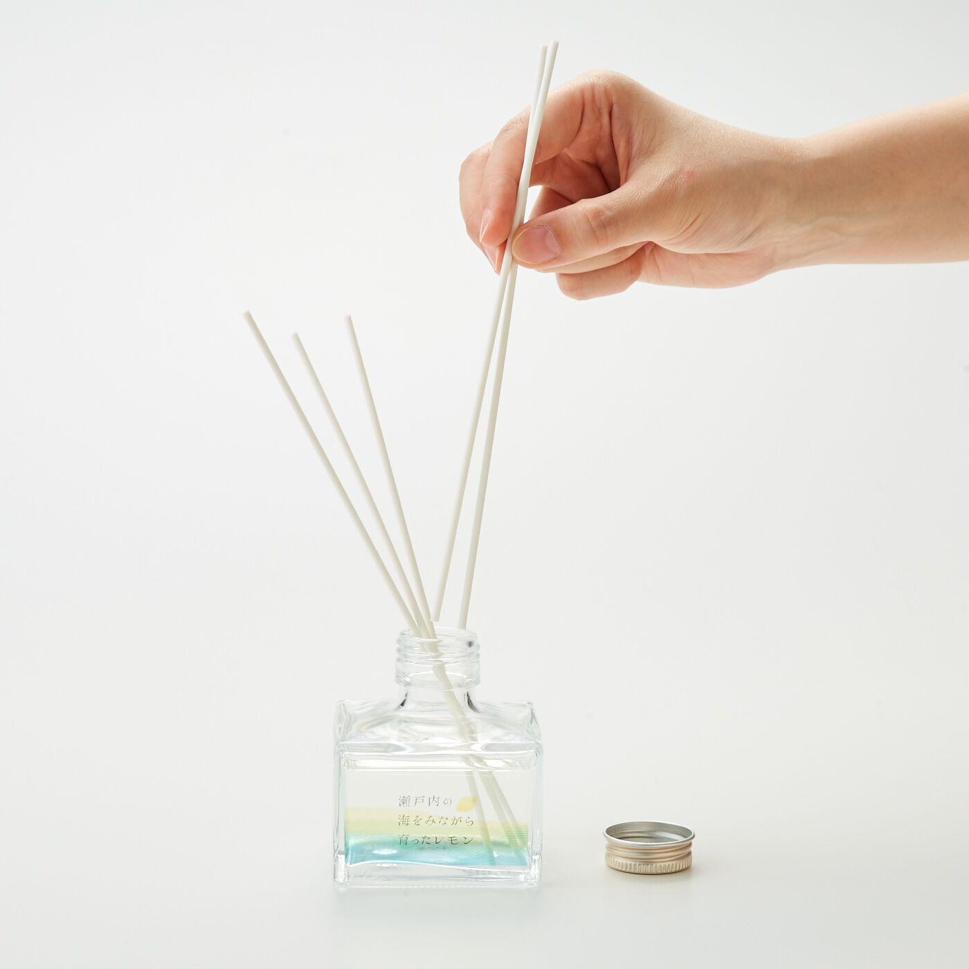 フェリシモの雑貨 Kraso|瀬戸内レモン　消臭リードディフューザー〈120ｍＬ〉の会|コンパクトなサイズで場所を取りません。