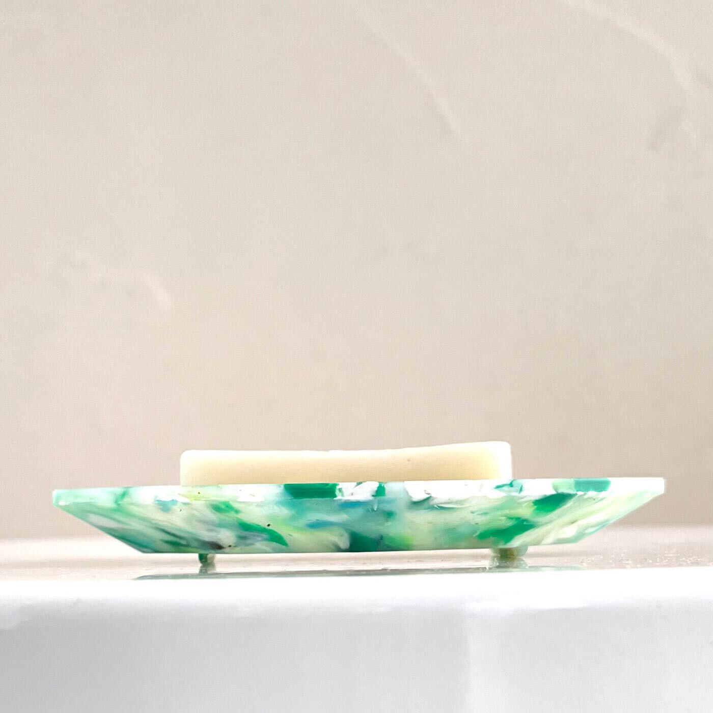 フェリシモの雑貨 Kraso|【ｂｕｏｙ・ブイ】海洋プラスティックゴミから生まれた せっけんトレイの会|横から見るとこんな感じ。