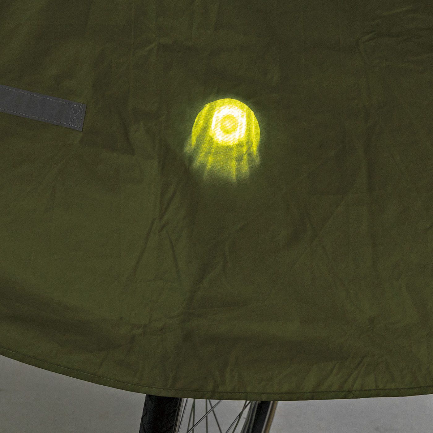 フェリシモの雑貨Kraso［クラソ］|雨をガード！ひざがぬれにくい　自転車レインポンチョ〈ヘルメット対応〉|ポンチョの下から自転車のライトを付けても、光を通すので夜道でも使用できます。