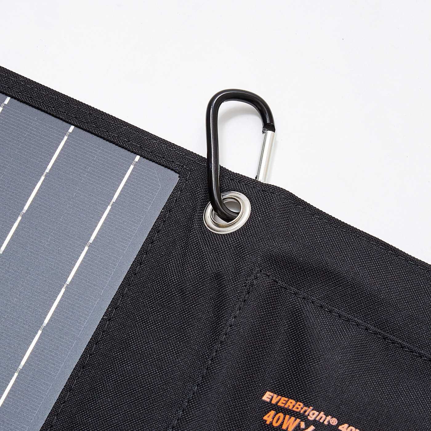 フェリシモの雑貨 Kraso|いざというときの電源確保！　太陽光で自家発電 たたんで収納 スマートな4面ソーラーパネル|太陽光がよく当たるように、付属のカラビナでつり下げて。