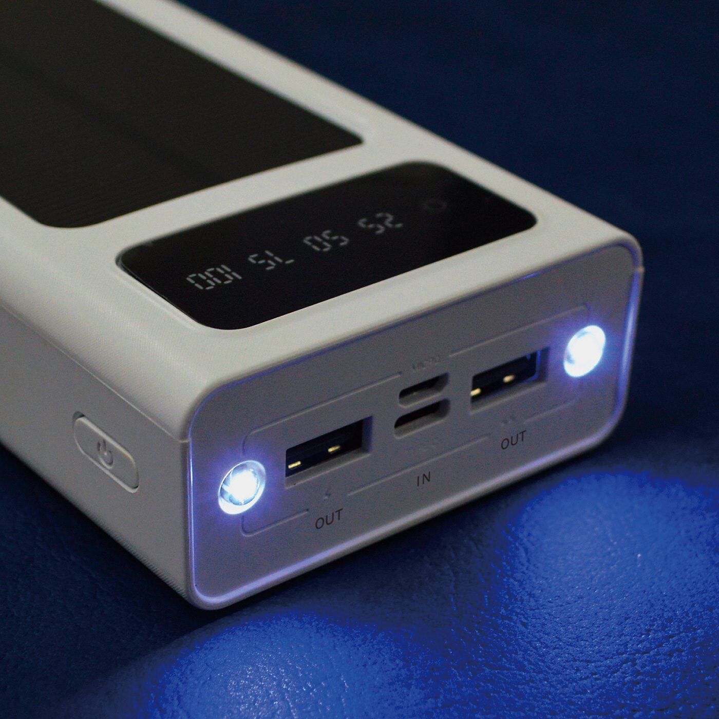 フェリシモの雑貨 Kraso|スマホ5台を同時充電！　ケーブル・ＬEDライト内蔵でソーラー充電もできる 手のひらサイズのパワーバンク〈20000mAh〉|非常時やアウトドアシーンで活躍する2点灯式LEDライト付き。