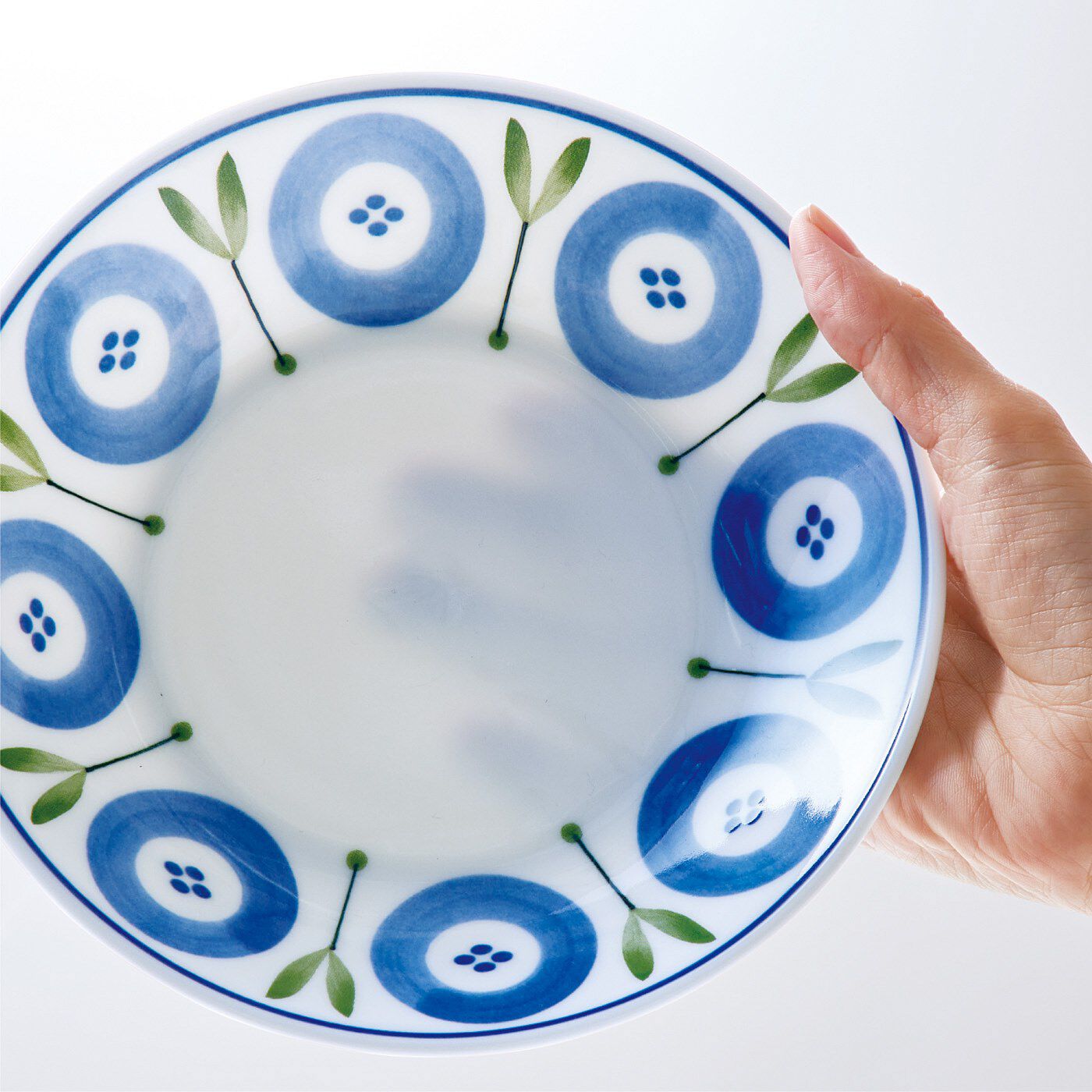 フェリシモの雑貨 Kraso|エスキューブキッチンズ　汚れが落ちやすくて軽いプレート〈ブルーフラワー・18cm〉の会|光に透けるくらい薄い生地。軽いので、運ぶのも洗うのもらく。　※写真は〈プレート22ｃｍ〉です。