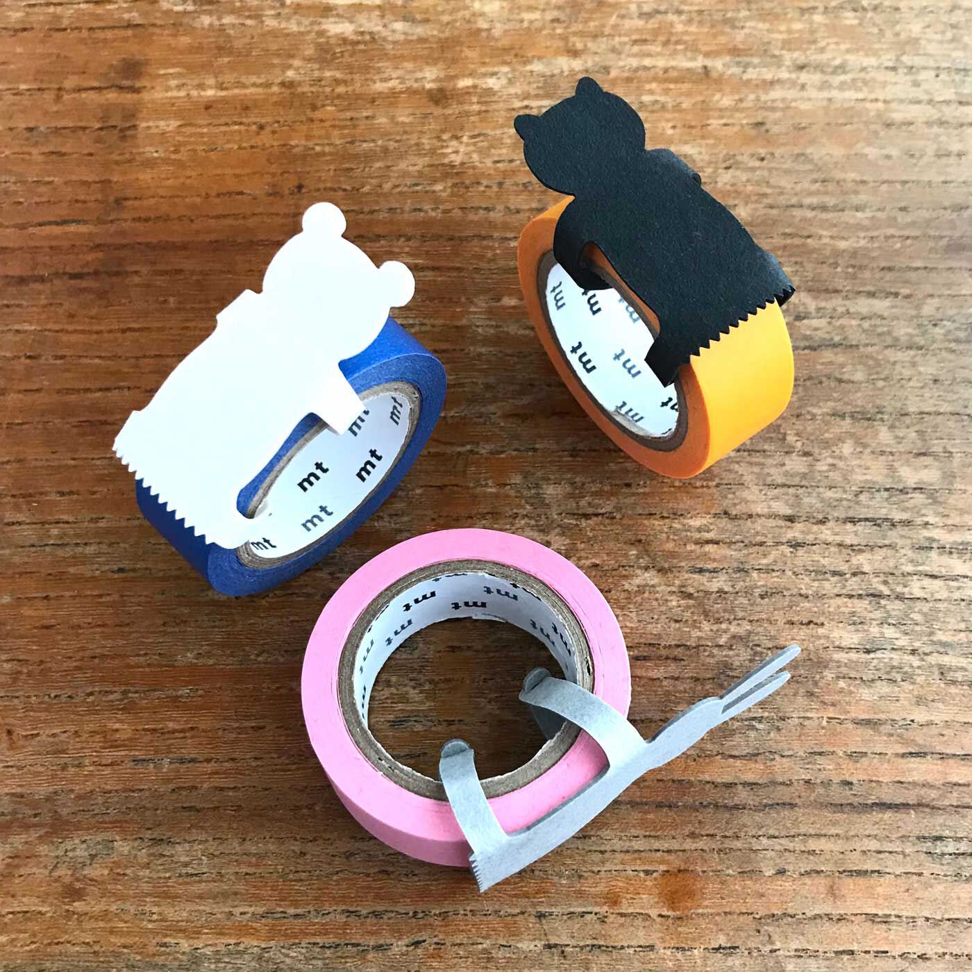 フェリシモの雑貨 Kraso|マスキングテープカッター「アニマルハグ」|※長さ10mまでの、幅1.5cmのマスキングテープ専用です。両足部分をやさしく曲げてテープに装着すると、おしり部分のカッターでテープをカットすることができます。