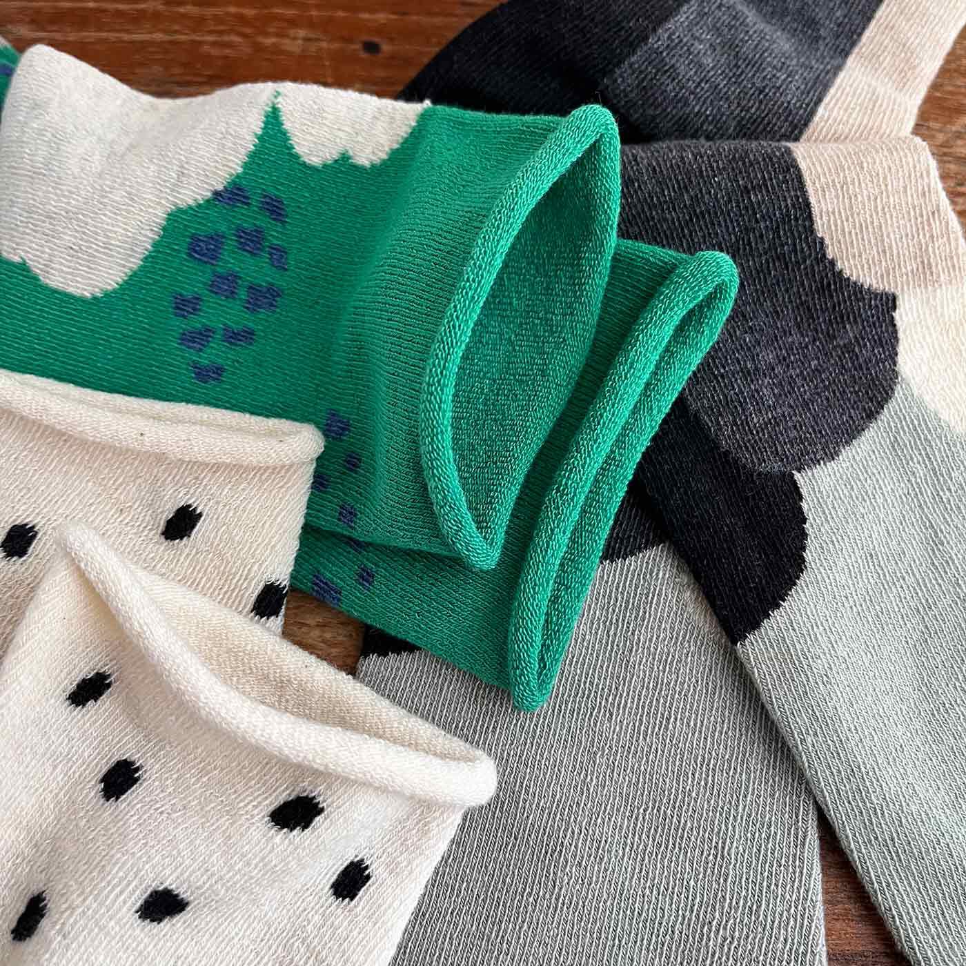 フェリシモの雑貨Kraso［クラソ］|サルビア ゴムなしでやさしいはき心地 ふんわりくつしたの会|はき口にゴムが入っておらず、「昔ながらのゆっくり編み」で時間をかけて編み立てた靴下だから、しめつけ感のないやさしいはき心地。やわらかで気持ちいい。