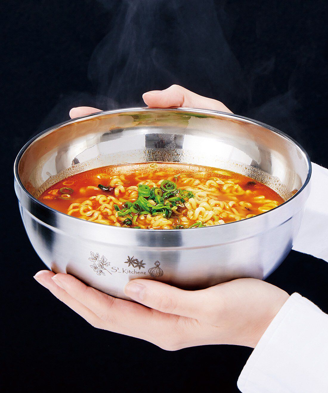 フェリシモの雑貨 Kraso|エスキューブキッチンズ　料理の温度を伝えにくく　器のあちちや結露知らず　中空2重ステンレスボウルの会|外側が熱くなりにくいので、食卓へ運ぶときにもしっかり持てて便利。