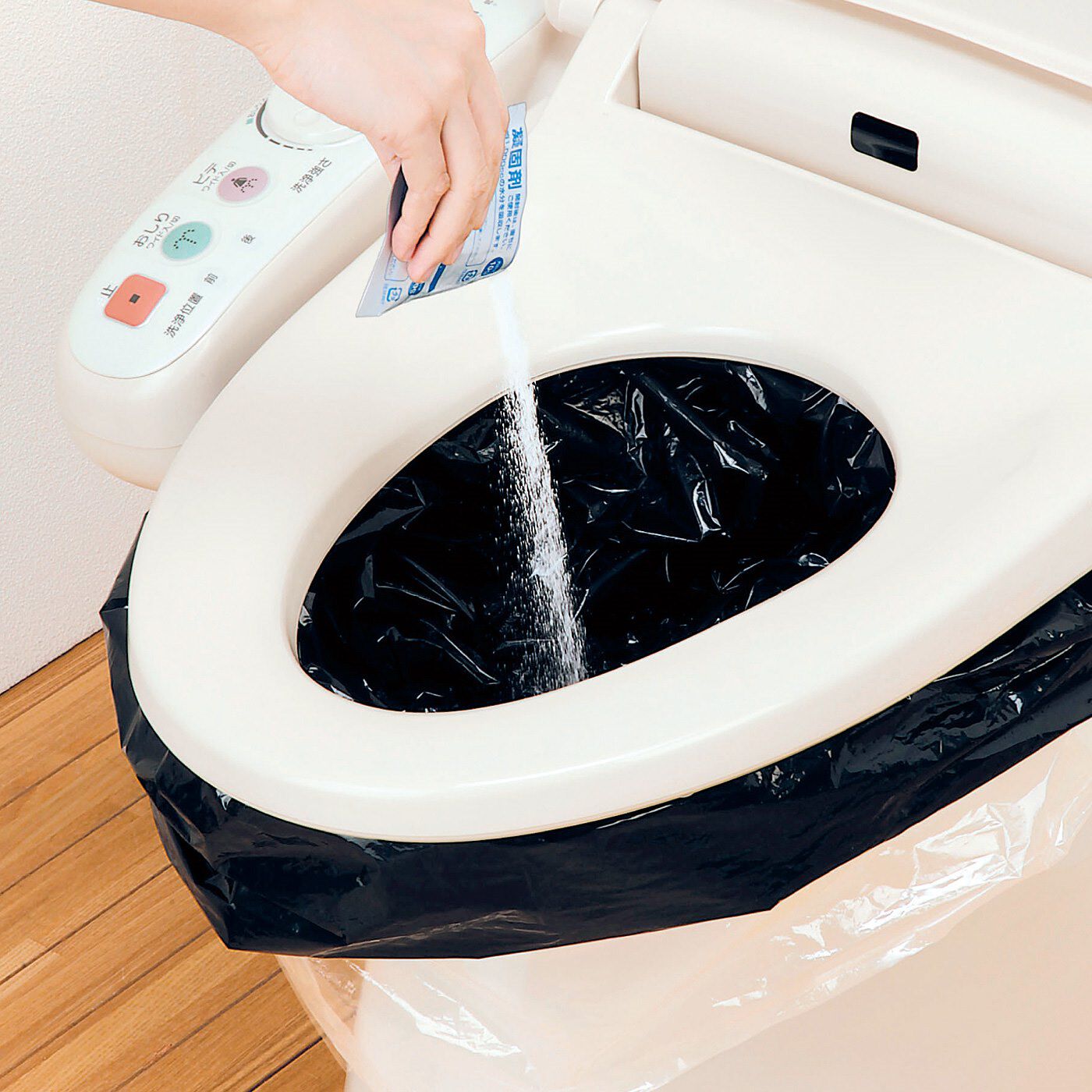 フェリシモの雑貨 Kraso|もしもの時に備えたい！　固めて捨てるトイレ凝固剤セット（10年保存）|袋を便座に挟んで簡単セット！