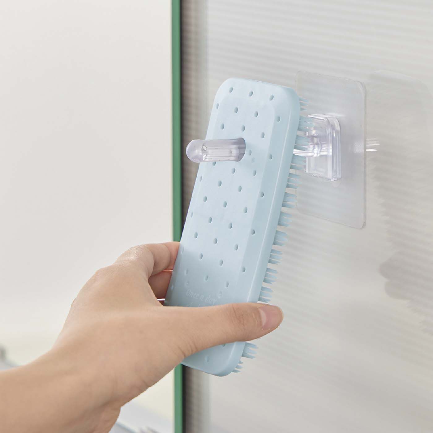 フェリシモの雑貨 Kraso|1/d FOR BATH　浴室床用スマートブラシ|別売りの収納フックを使えば浮かして収納できます。