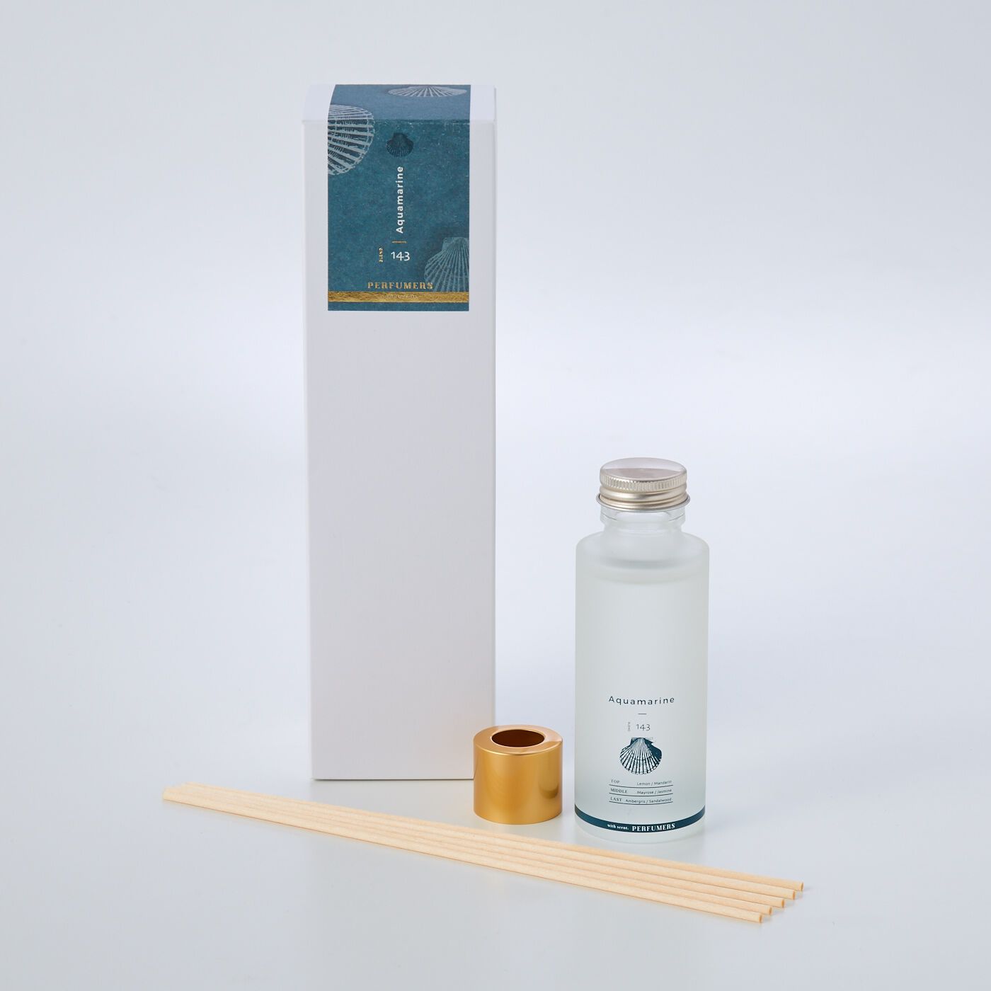 フェリシモの雑貨 Kraso|PERFUMERS  90days  ディフューザーの会|ディフューザー本体、リードスティック5本、装飾キャップがセットされています。（※装飾のキャップの色合いが多少異なる場合があります。）