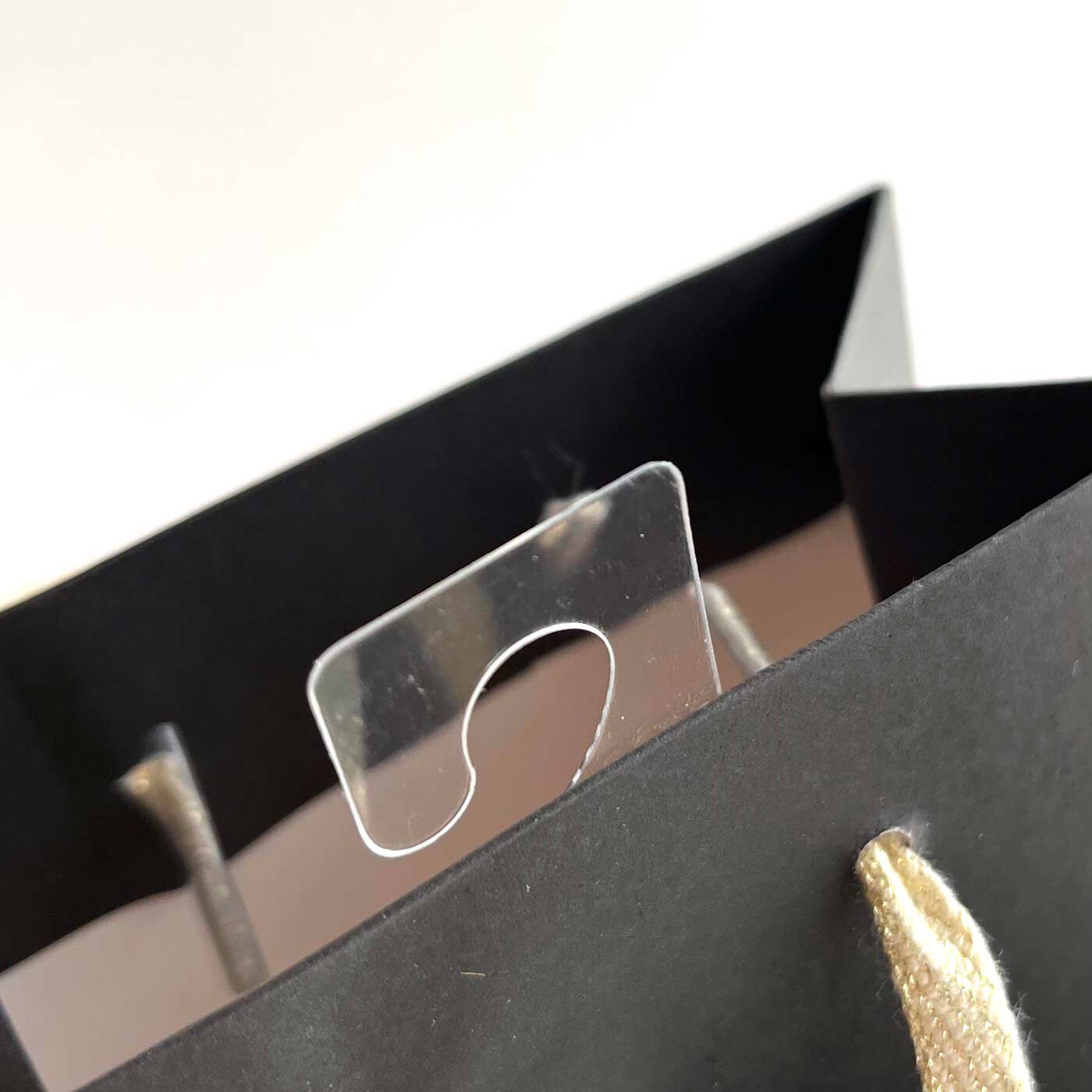 フェリシモの雑貨 Kraso|ライフルペーパー ギフトバッグＳ ２種類セット〈ギフトタグ付き〉|現地SHOPで、吊り下げて販売するのに便利なように、こんな透明フックがついています。使用する際は切ってくださいね。