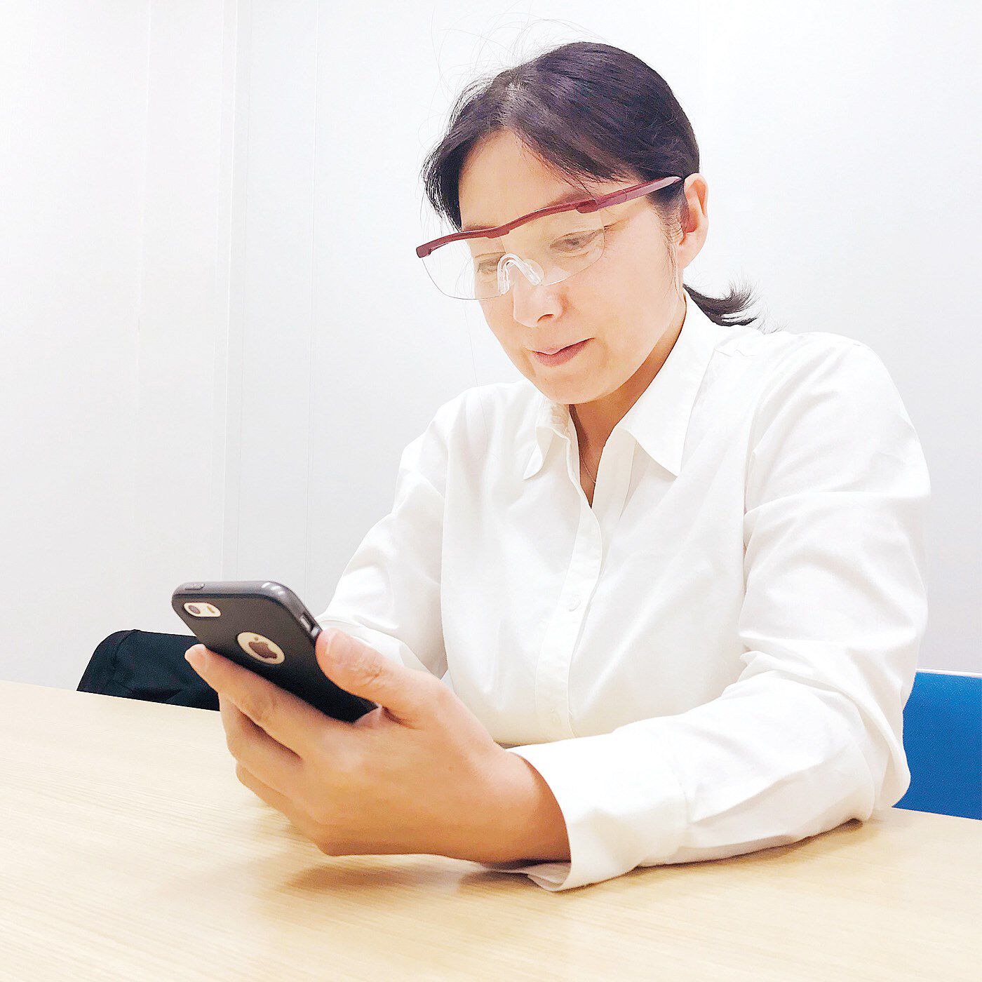 フェリシモの雑貨 Kraso|細かい文字や作業のストレスを軽減　拡大ルーペオーバーグラス〈1.6倍〉の会|スマホの文字も見やすい！