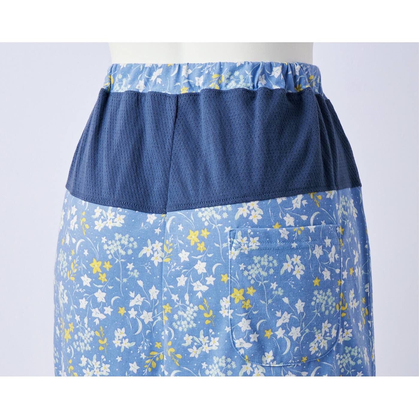 フェリシモの雑貨 Kraso|クーフゥ　背中＆胸もとに風とおる　メッシュ切替のスースーパジャマ〈星の花／５Ｌ〉の会|後ろにポケット付き。汗が気になる腰まわりはメッシュで涼やか。