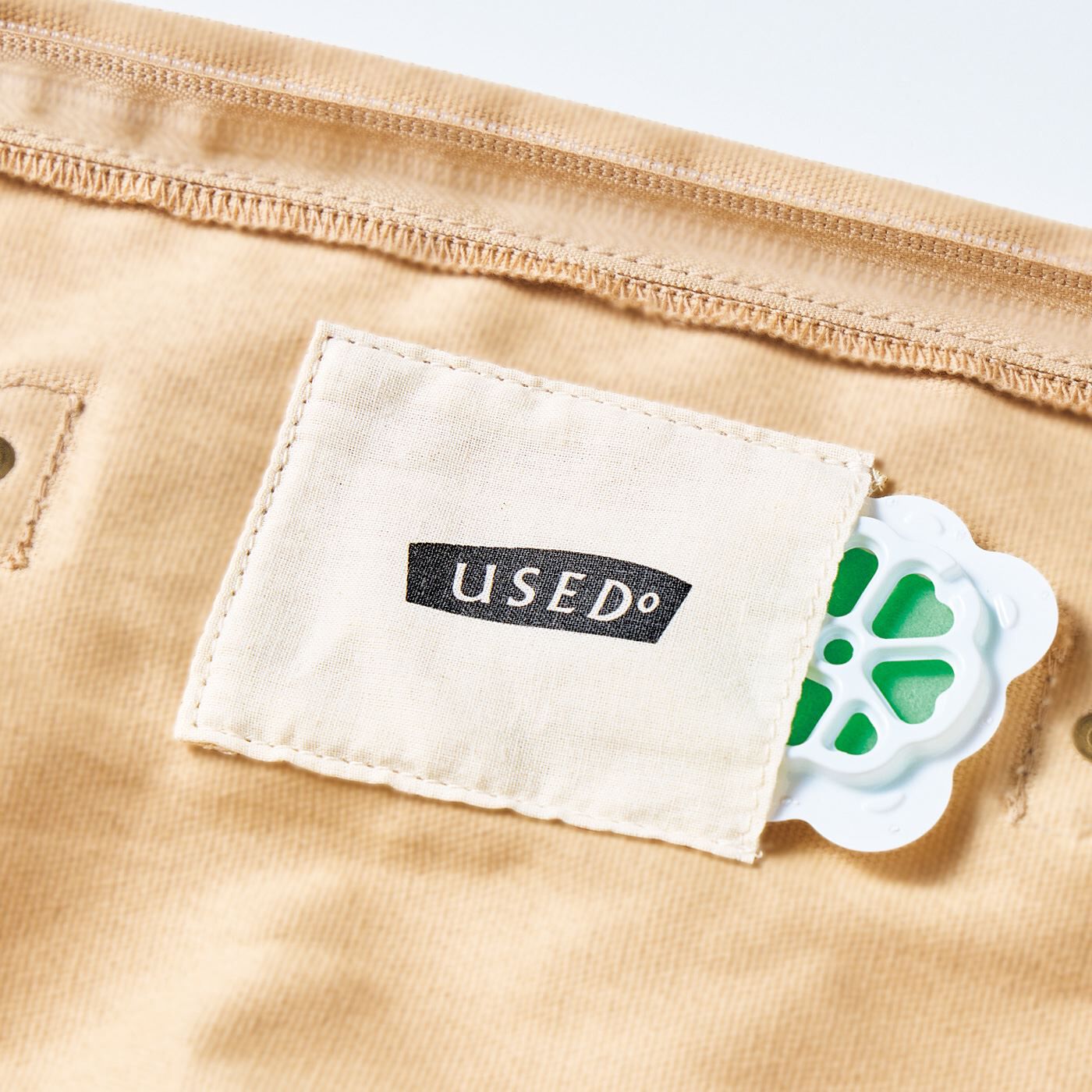 フェリシモの雑貨 Kraso|USEDo　家具デザイナーと作った　古着屋さんで見つけたようなパッチワーク風布団収納の会|内側の防虫剤ポケットは、デニムのポケットに使われるスレキをイメージした綿生地をセレクト。