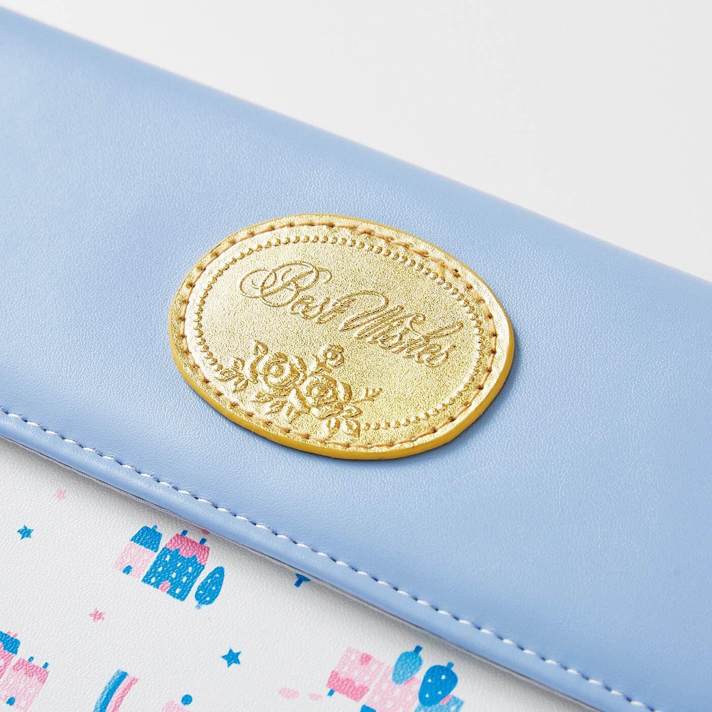 フェリシモの雑貨 Kraso|シモジマコラボ　プレゼントみたいなマルチポーチの会|「Best Wishes」の金色シールをイメージしたフラップ。