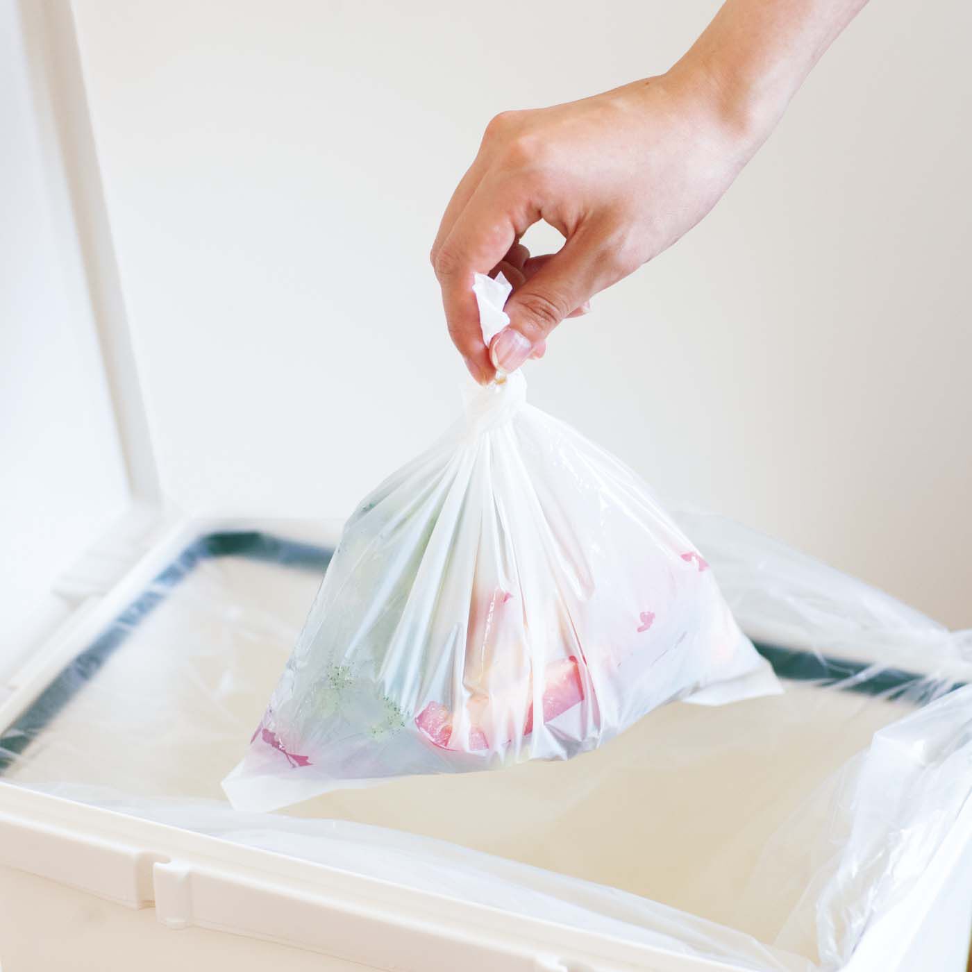 フェリシモの雑貨Kraso［クラソ］|1/d MINI GARBAGE BAGS　ミニごみ袋（詰め替え用）の会|ごみ捨ての日までニオイをぎゅっと閉じ込めます。