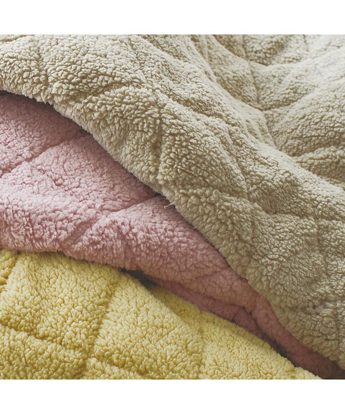 フェリシモの雑貨Kraso［クラソ］|クーフゥ　まるで雲の上で眠っているみたい シープボアに全身ゆだねる 中わたふんわりクッション敷カバー〈ファミリー〉の会|上から〈グレイベージュ〉〈ピンク〉〈イエロー〉リッチなシープボアに中わたをサンド。