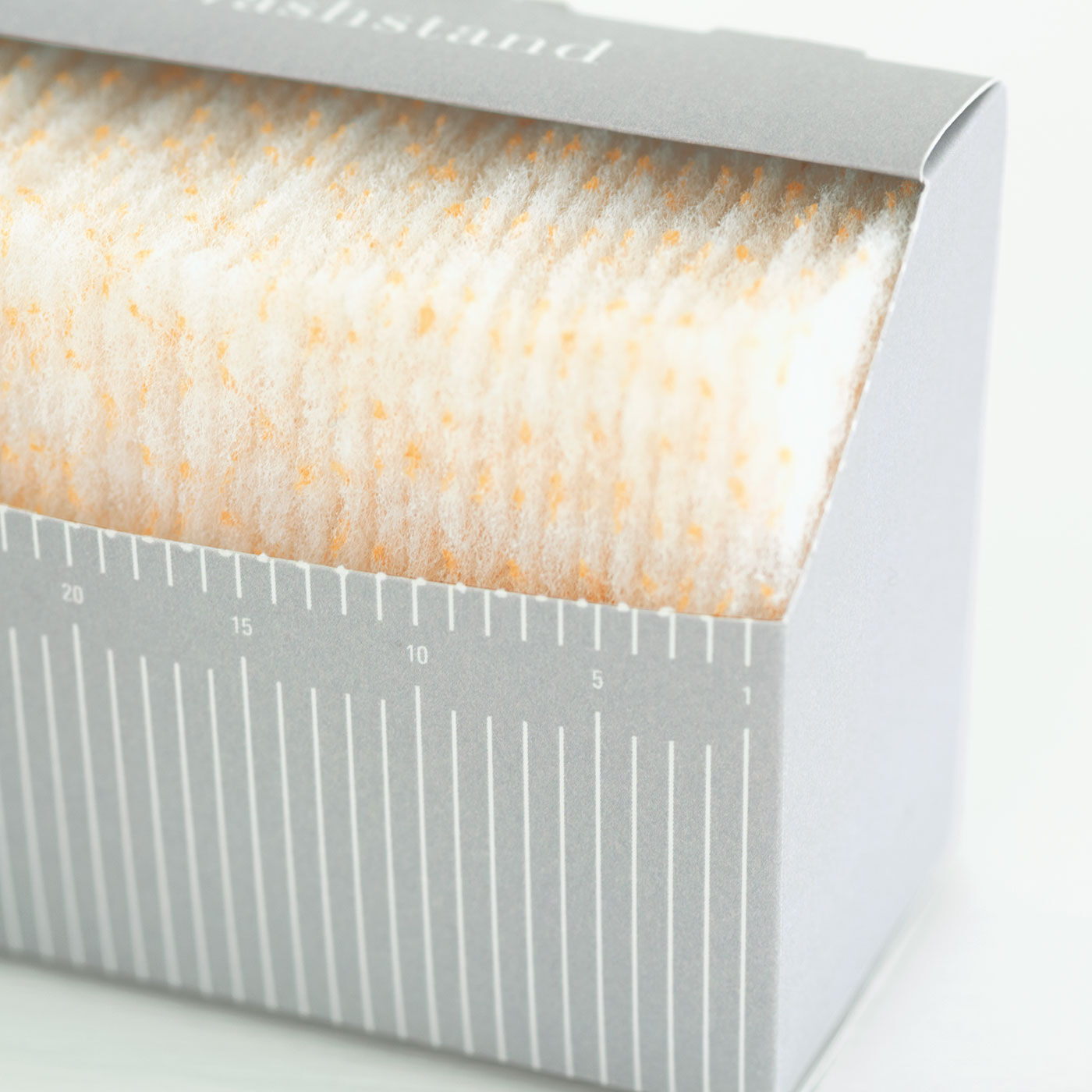 フェリシモの雑貨 Kraso|1/d for Washstand 洗面台用ミニワイプの会|すき間に合わせて縦にも横にも置ける形状です。1ヵ月使い切りの30枚セット。