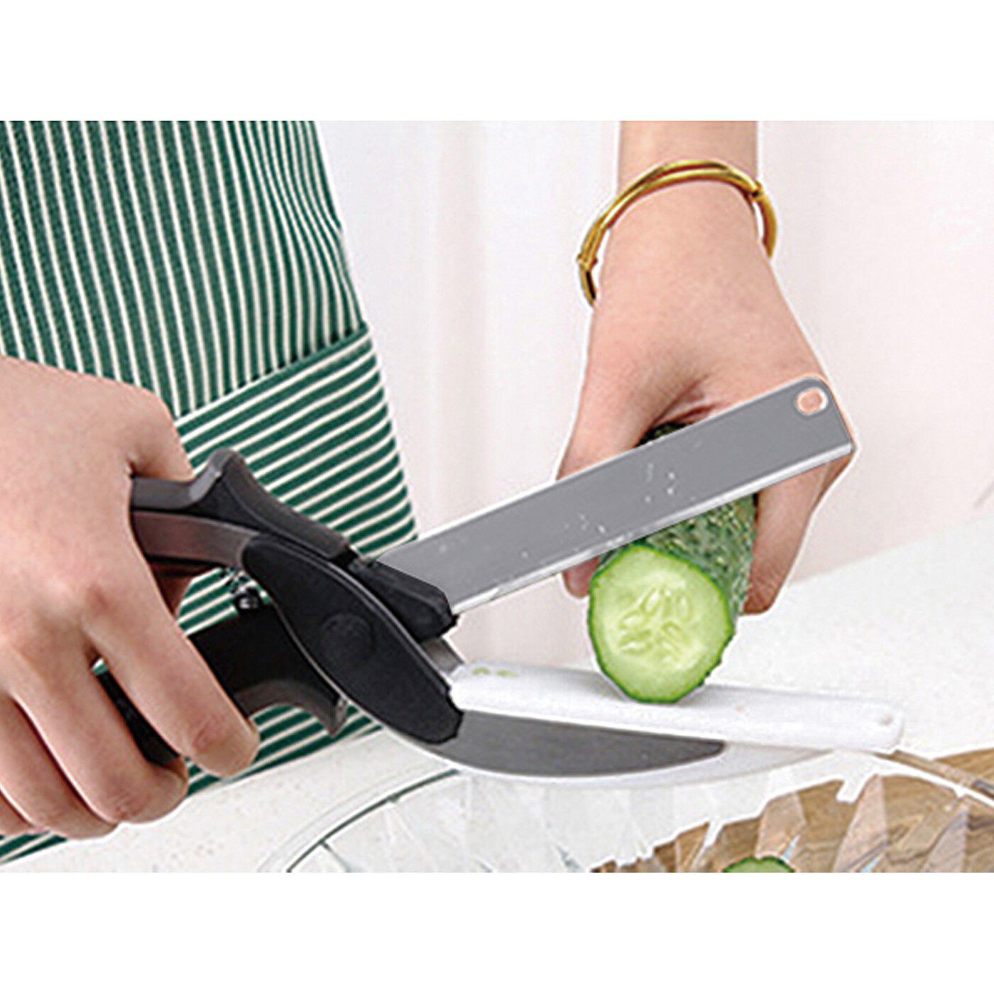 フェリシモの雑貨 Kraso|野菜や薬味のちょい切りに便利　まな板と包丁がひとつになったキッチンばさみ|くっつきがちなきゅうりもスイスイ！