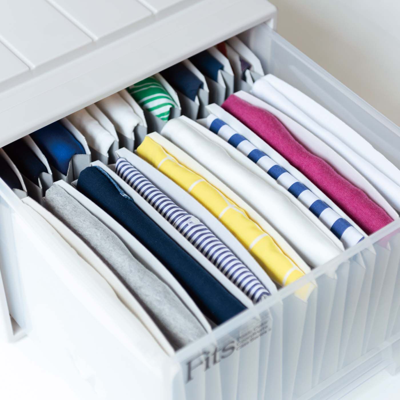 フェリシモの雑貨 Kraso|1/d for Shirts トップスたたんで収納ボード〈Tシャツ〉の会|衣装ケースのなかも一目でシャツの定位置がわかって、探す手間がかからない。