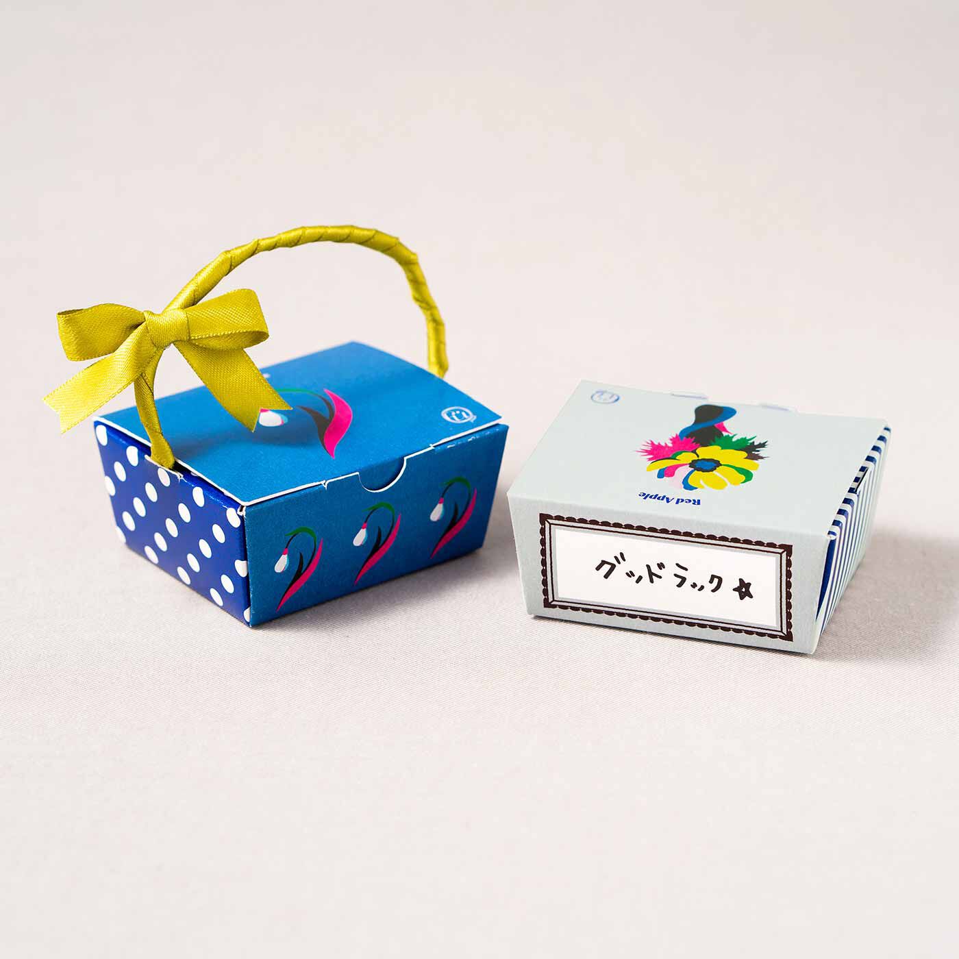 フェリシモの雑貨 Kraso|うふふガラフル とってもおかしな うふふティーの会［3回予約］|小箱はリボンを通すと小さなバッグに変身♪ 手土産やプチギフトにも重宝します。
