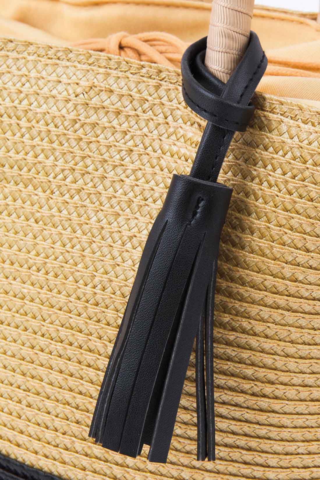 フェリシモの雑貨 Kraso|小ぶりで持ちやすい 入れ口を巾着みたいに絞れるバッグの会|天然素材に見えて実はポリプロピレン素材だから、ささくれやカビの心配もナシ。合皮のタッセルもポイント。