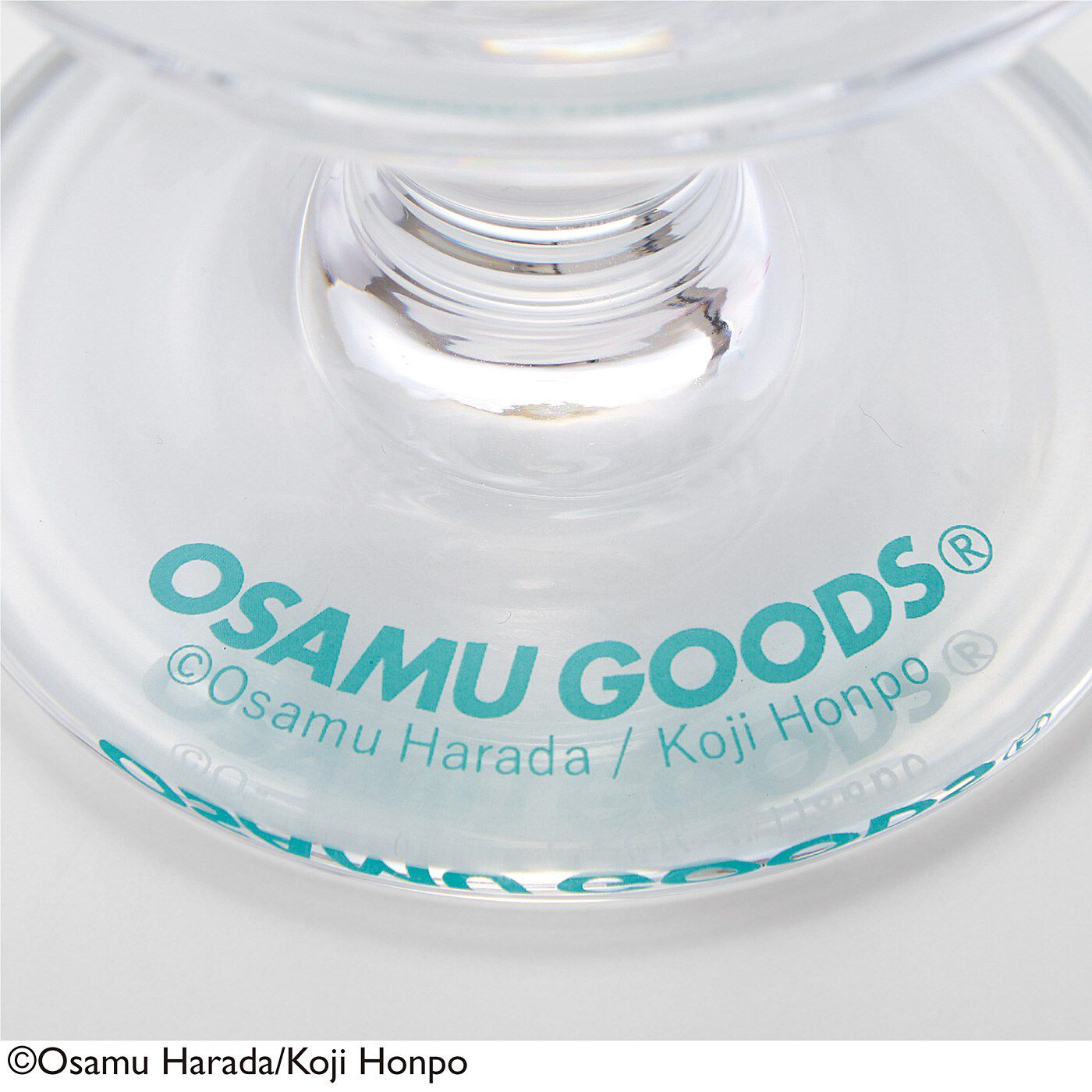 フェリシモの雑貨 Kraso|USEDo×OSAMU GOODS　フレッシュフルーツがアクセント　喫茶店みたいな脚付きグラスの会|足もとにはOSAMU GOODSのロゴプリント入り。
