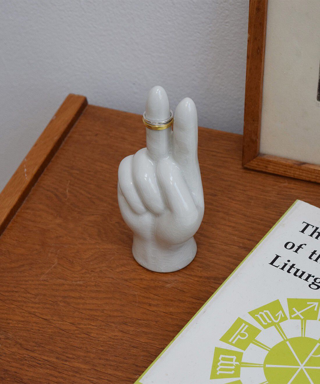 フェリシモの雑貨 Kraso|ポーセリン　ハンドオブジェ〈ピース〉|指部分にリングやブレスレットをかけてアクセサリースタンドとしても。