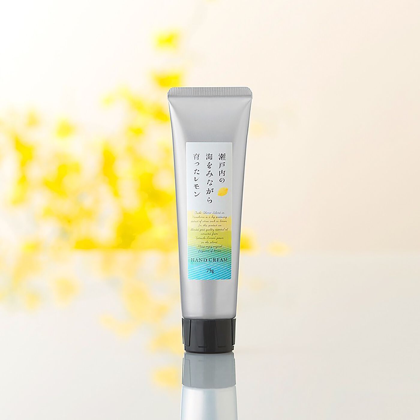フェリシモの雑貨 Kraso|瀬戸内レモン　ハンドクリーム〈75ｇ〉の会|摘みたて後すぐのフレッシュなレモンを、ひとつずつ手作業で皮むきして、水蒸気蒸留法で抽出したエッセンシャルオイルを配合したハンドクリームです。