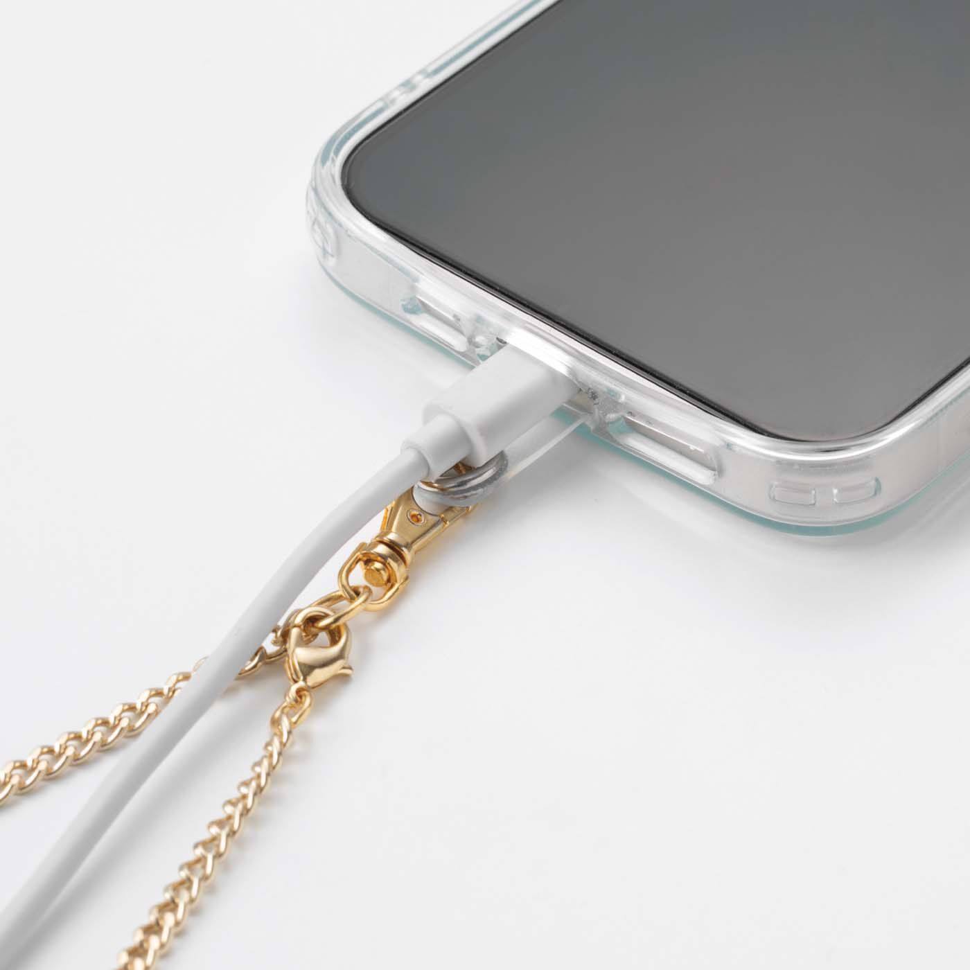 フェリシモの雑貨Kraso［クラソ］|キラリ★大人かわいい ケースにはさむだけスマホショートストラップの会|ストラップを付けたまま、充電ケーブルを繋げられるのはもちろん、ワイヤレス充電も可能。