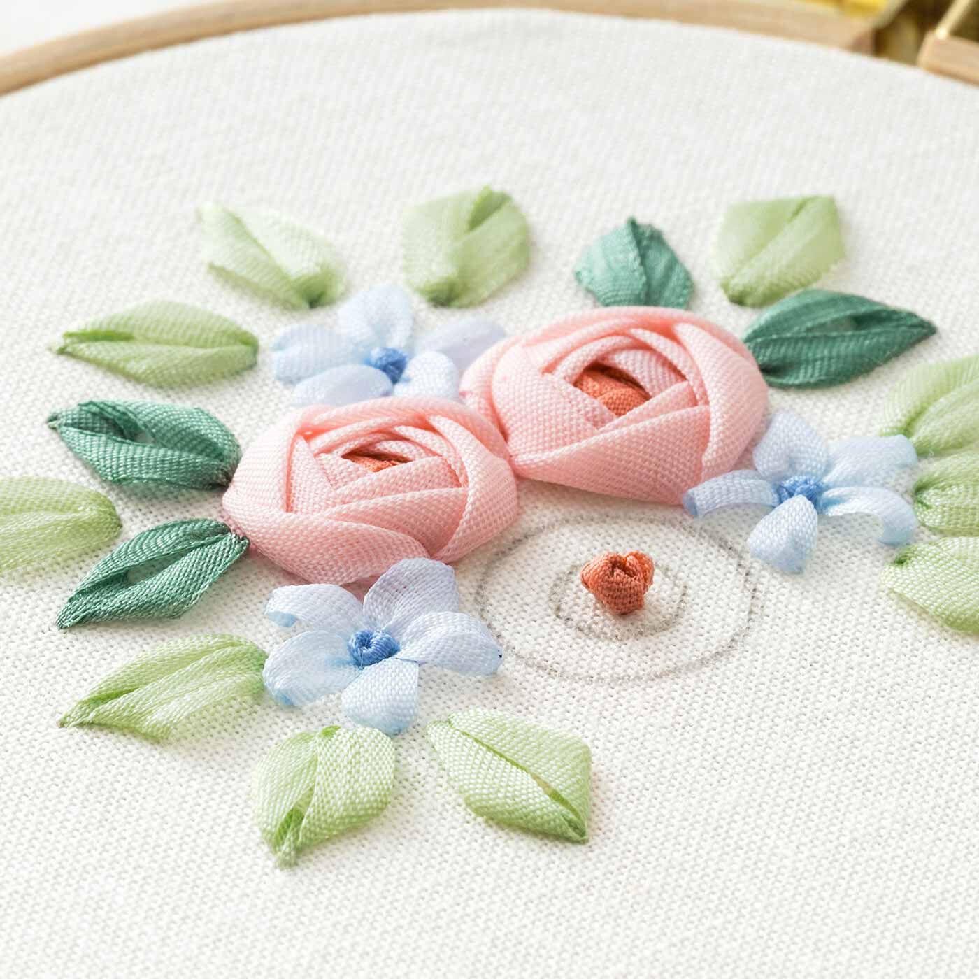 Couturier|砂糖菓子のように甘くてかわいい お花のリボン刺しゅうの会|ゆるめにフレンチノットステッチをします。