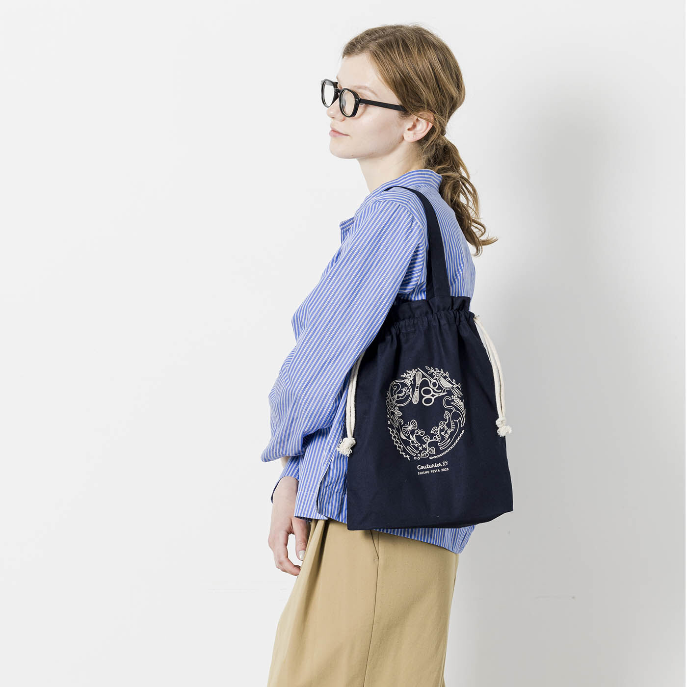 Couturier[クチュリエ]|きんちゃく型がかわいい 刺しゅうフェスタ2025 オリジナルバッグ〈ネイビー〉