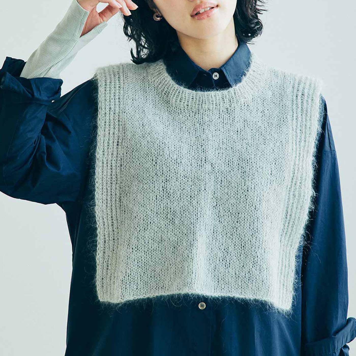 Couturier|ROWAN×amuhibi はじめてさんの「着るもの」シリーズ シルク混モヘアのサイドオープンベスト〈グレー/Lサイズ〉|モデル身長：175cm　着用サイズ：L