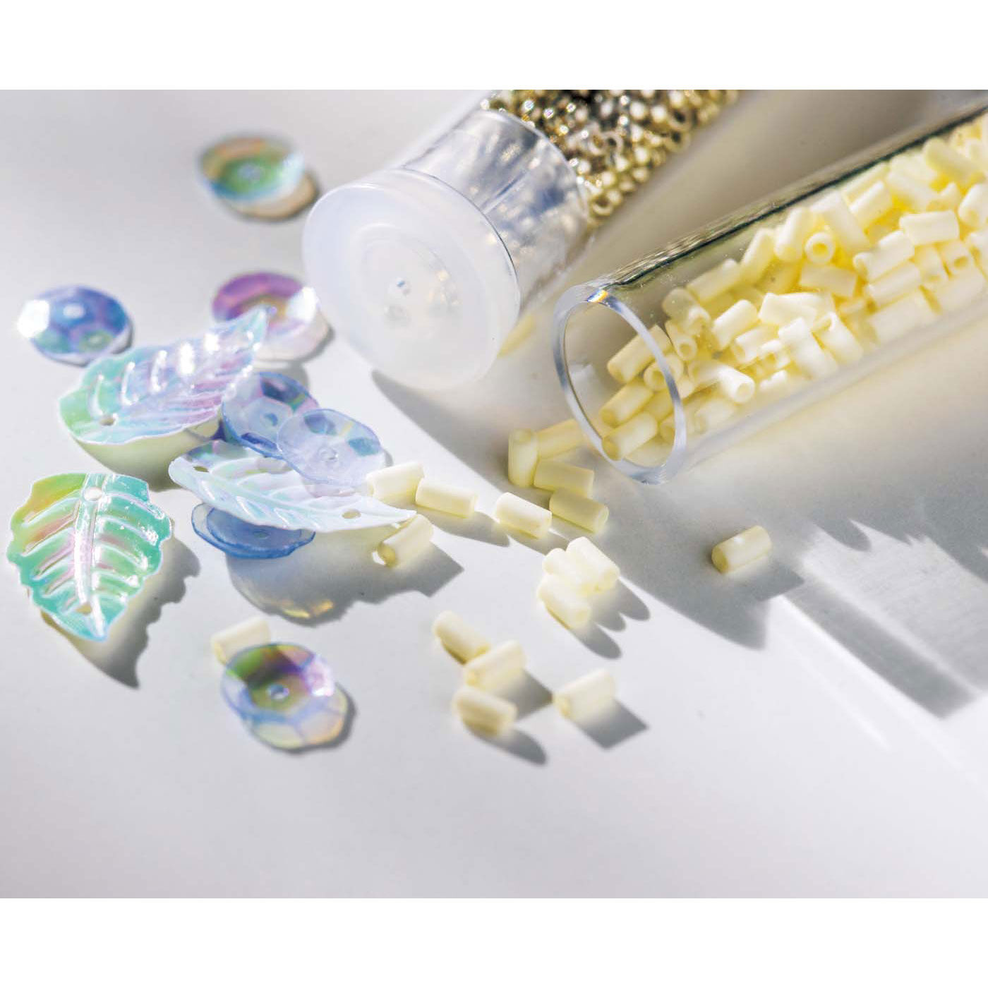 Couturier|【タイプが選べる】ビーズ＆スパンコール 素材の魅力に出会うアソートボックス|集めて飾って眺めながら、「何を作ろう」と想像するだけでもしあわせな気持ちになれるビーズやスパンコール。