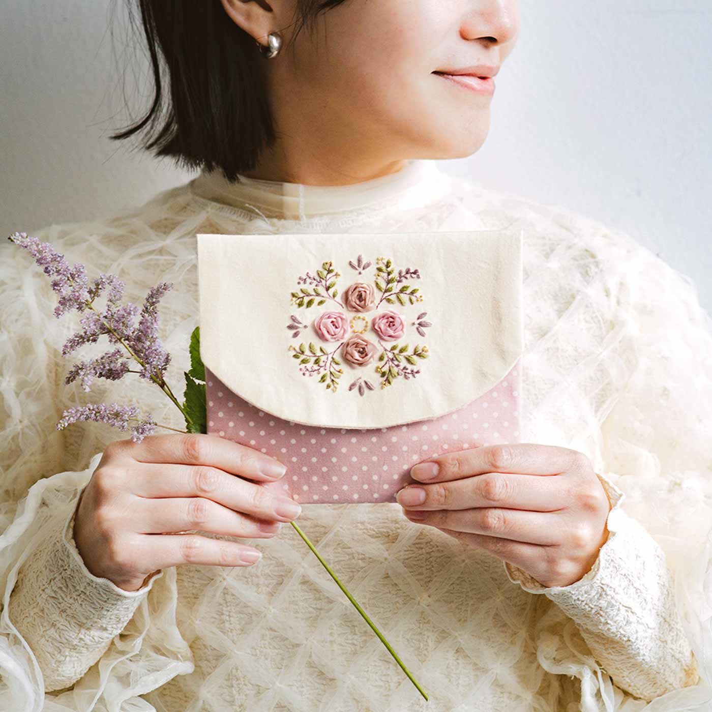 Couturier|【7月分以降よりお届け】ふんわり繊細に描く花模様 リボン刺しゅうポーチの会
