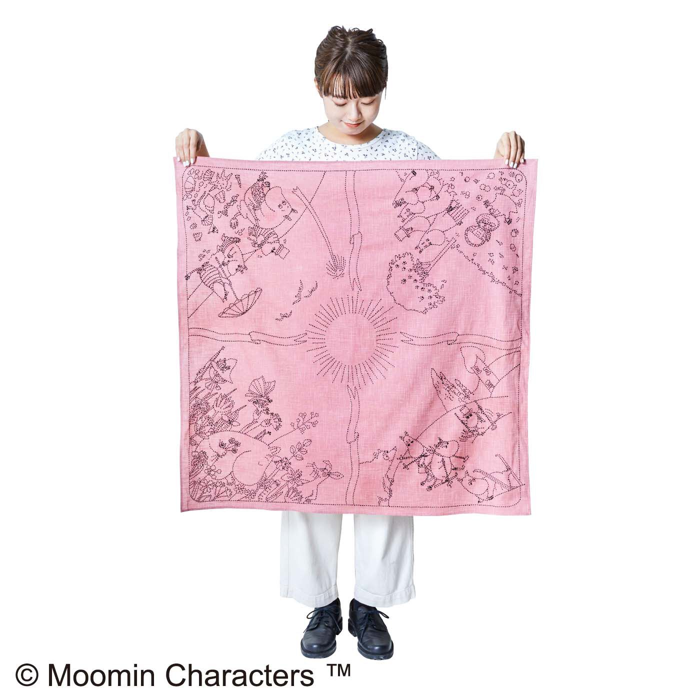 Couturier|ムーミン谷の季節をめぐる ちくちく刺し子の大判風呂敷（花）|何かと便利！ 刺し子の楽しさもたっぷりの大判サイズ。