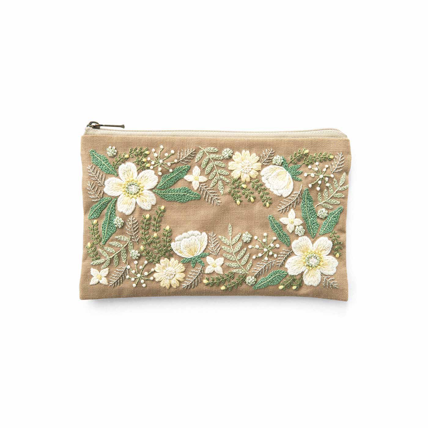 Couturier[クチュリエ]|多彩な色で魅せる豊かな世界 植物をぎゅっと詰め込んだ 刺しゅうポーチの会|クリスマスローズの園　（縦約12cm、横約20cm）