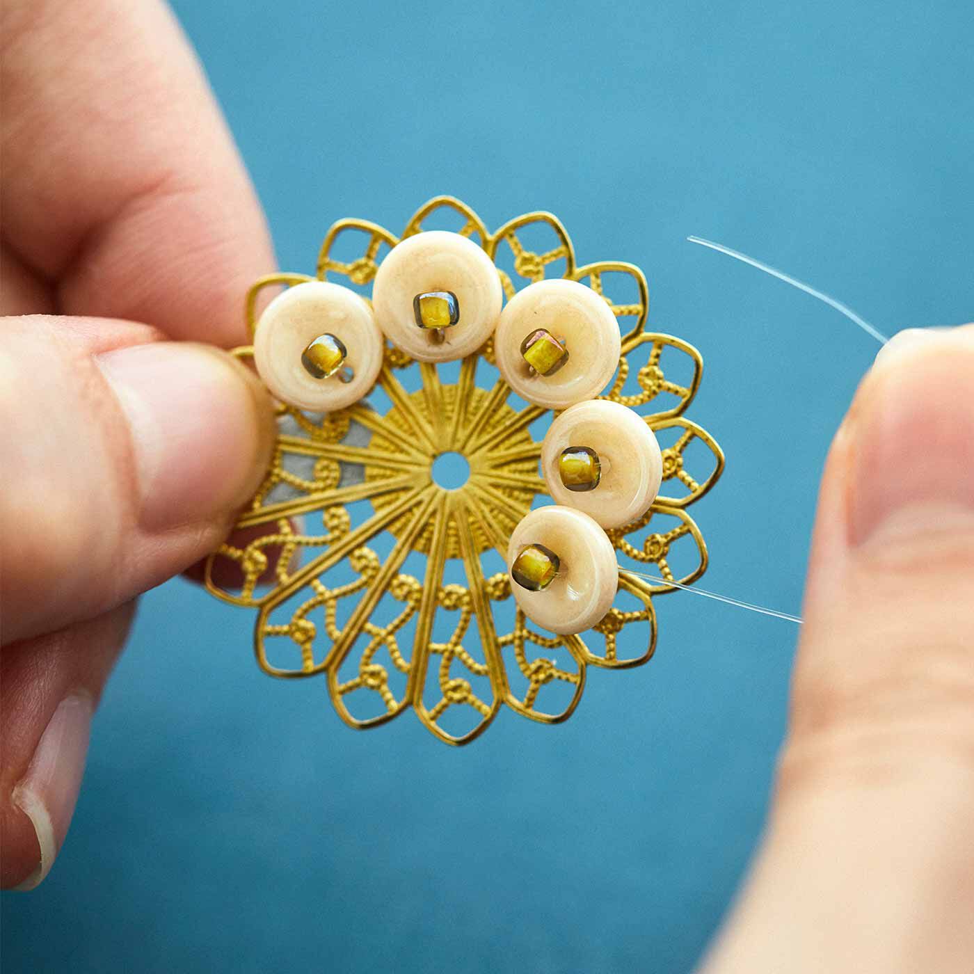 Couturier|【タイプが選べる】チェコの個性派ビーズがアクセントビーズワーク入門アクセサリー|シャワー台にテグスでビーズを編み付けます（タイプ3）。