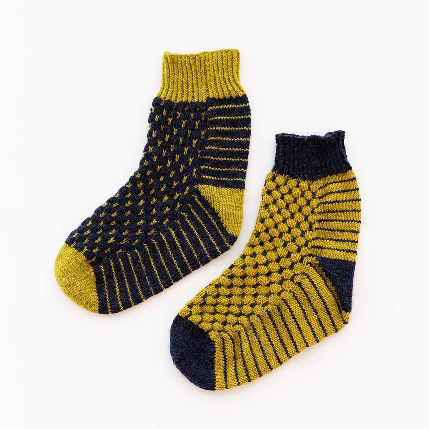 Couturier|ＲＯＷＡＮ×ａｍｕｈｉｂｉ　ミモザの靴下〈Navy×Citrine〉|配色を反転すると2足編めます。