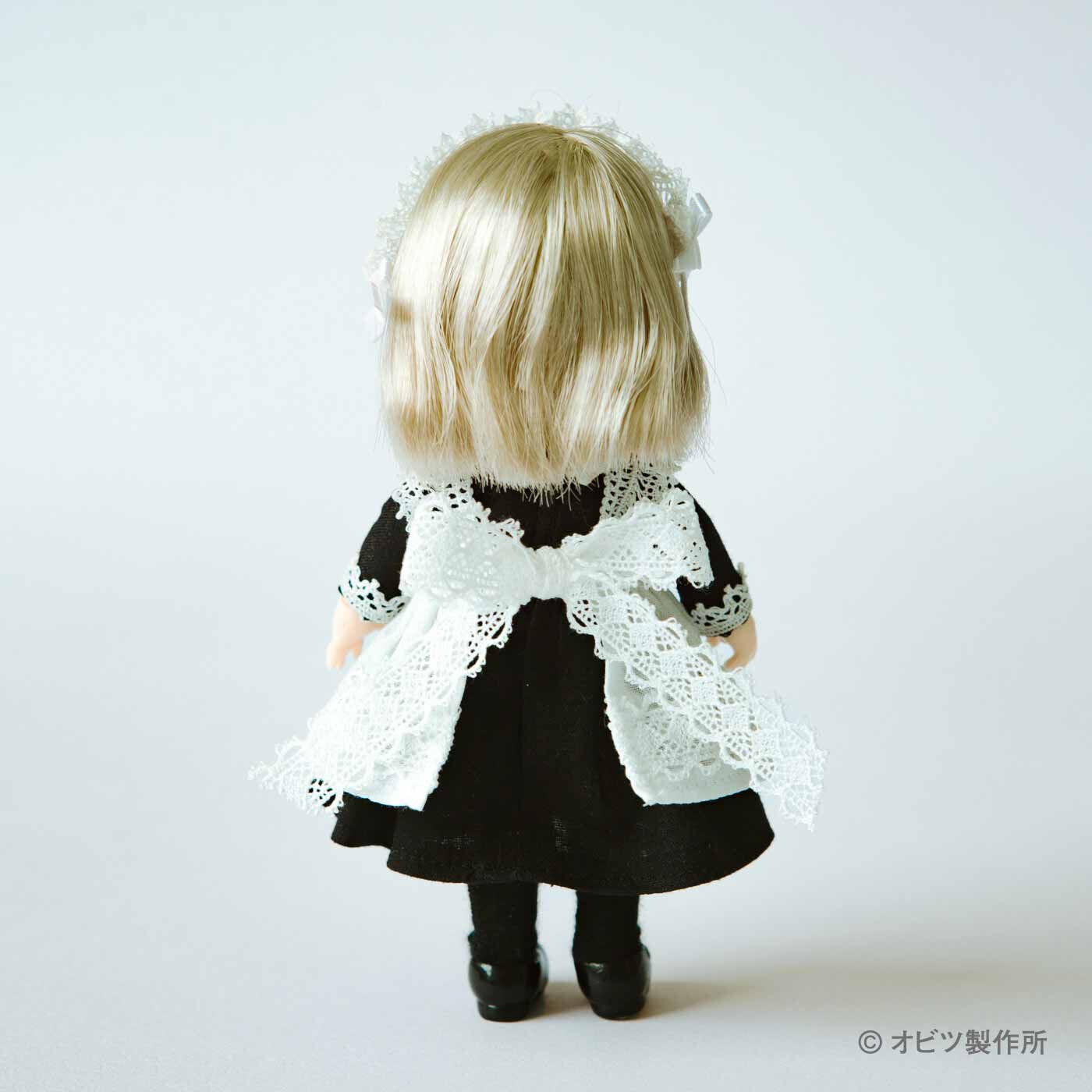 Couturier|クラシカルな甘さでおもてなし 11cmドール〈オビツ11〉用メイドドレスのキット|大きなレースのリボンを結んで、エプロン装着。