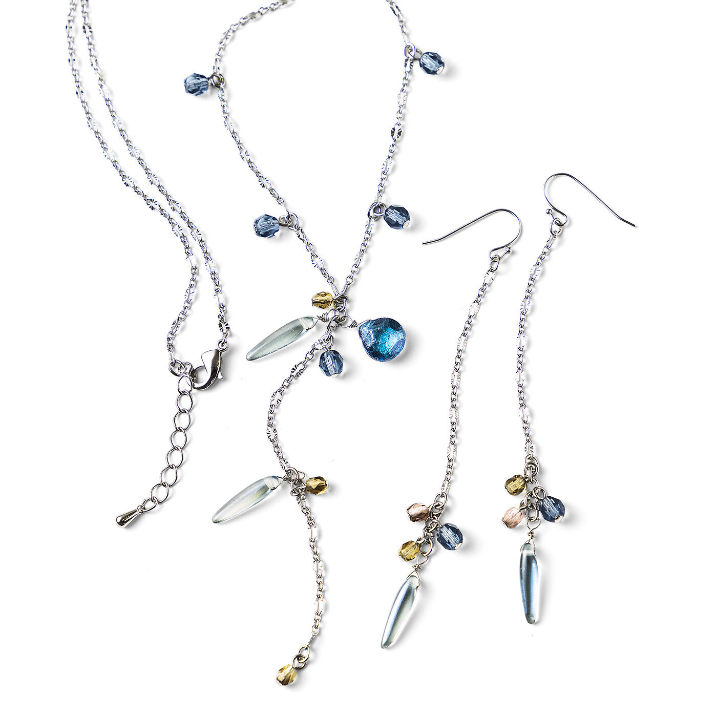 Couturier|【タイプが選べる】チェコの個性派ビーズがアクセントビーズワーク入門アクセサリー|4：しずくとつららイメージのイヤアクセサリーとネックレス アクセサリー作りに適したワイヤーを使って、シャンク巻きにトライ。ワイヤーやTピンを曲げたり巻いたり、ペンチの使い方を練習しながらペアアクセサリーを作ります。（約3時間）