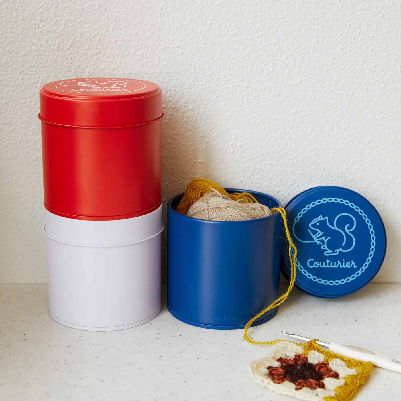 Couturier[クチュリエ]|クチュリエ リスが楽しく刺しゅう 収納に便利なスタッキング缶の会|缶はスタッキングできるので、並べて飾ってもかわいい