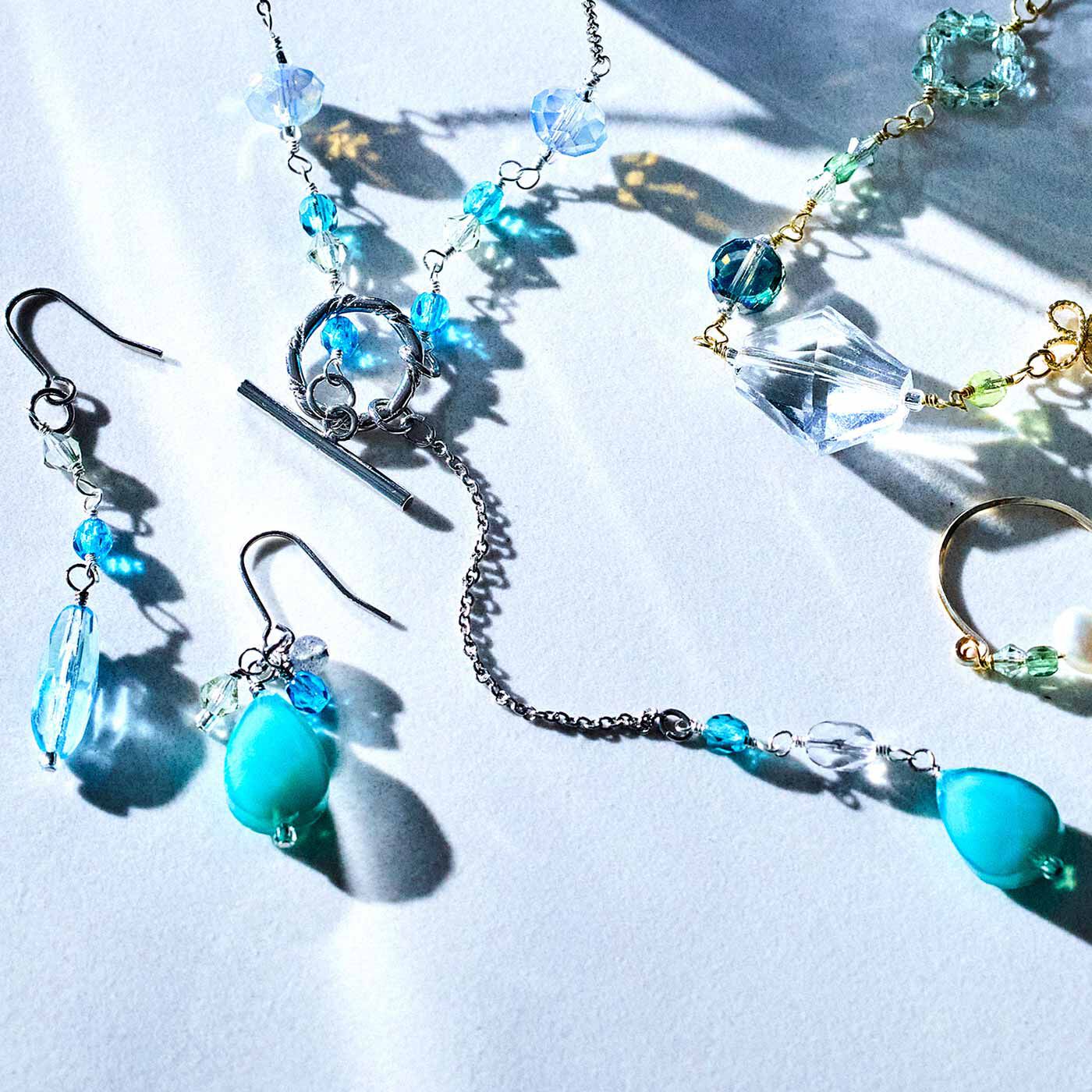 Couturier|ワイヤー遣いでパーツきらめく 華奢な大人アクセサリーの会|碧海のガラスアート
