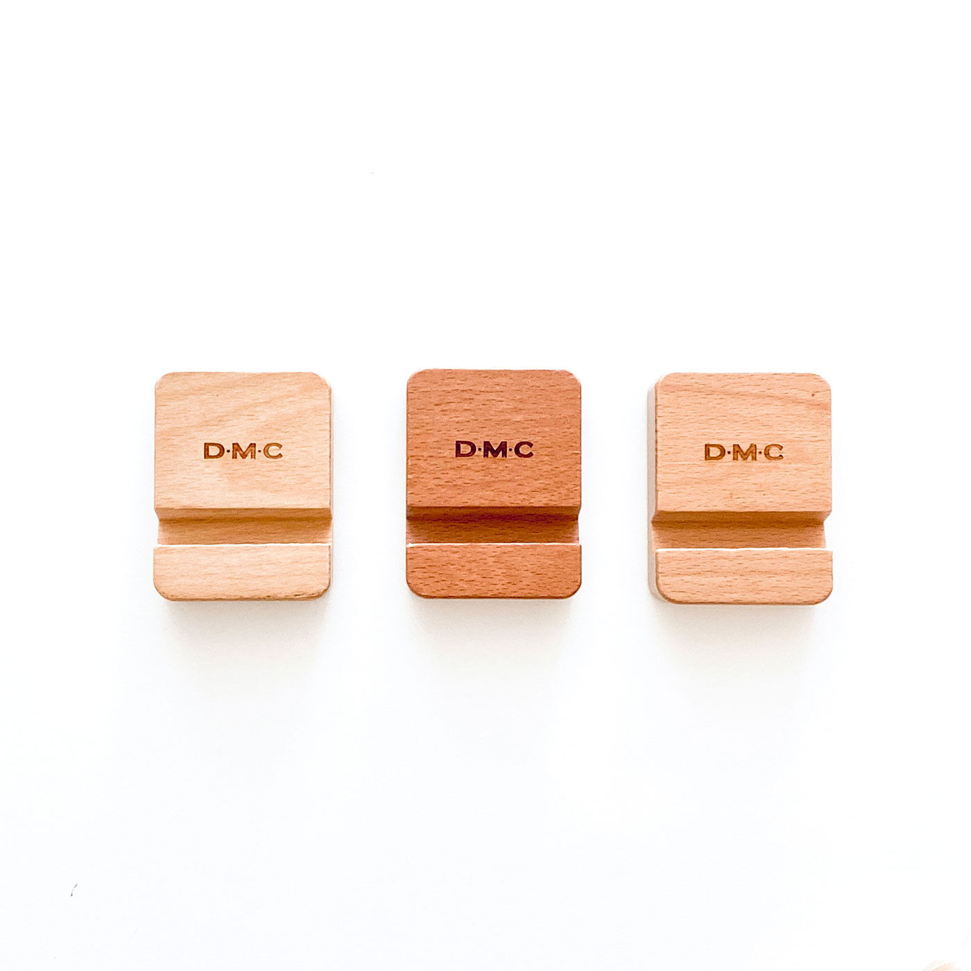 Couturier|DMC 木製刺しゅう枠スタンド|天然木のため、木目や色の出方に差が出る場合があります。またカケやキズがある場合があります。