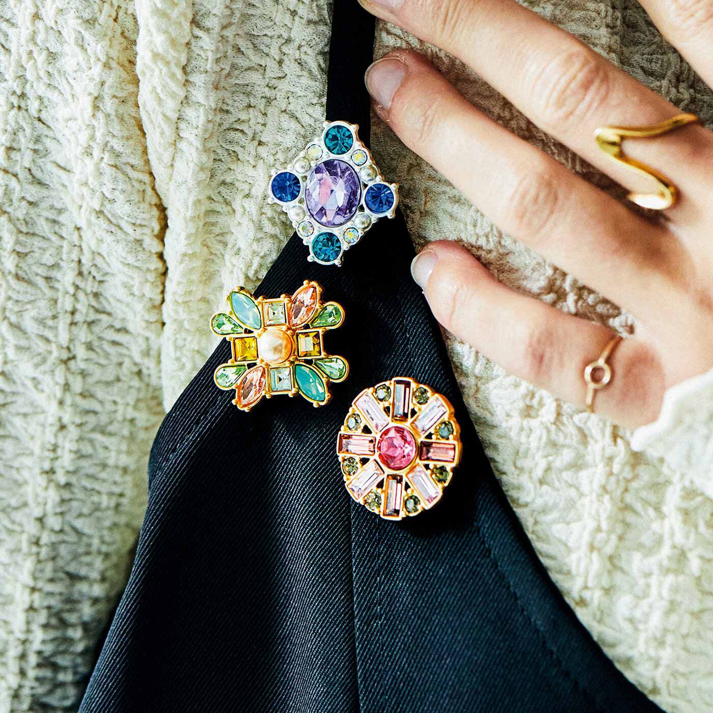 Couturier|貼るだけで完成！ カラフルビジューのピンブローチの会|Back 直径2〜3cmのほどよいサイズ感。ピン付き石座で実用的。