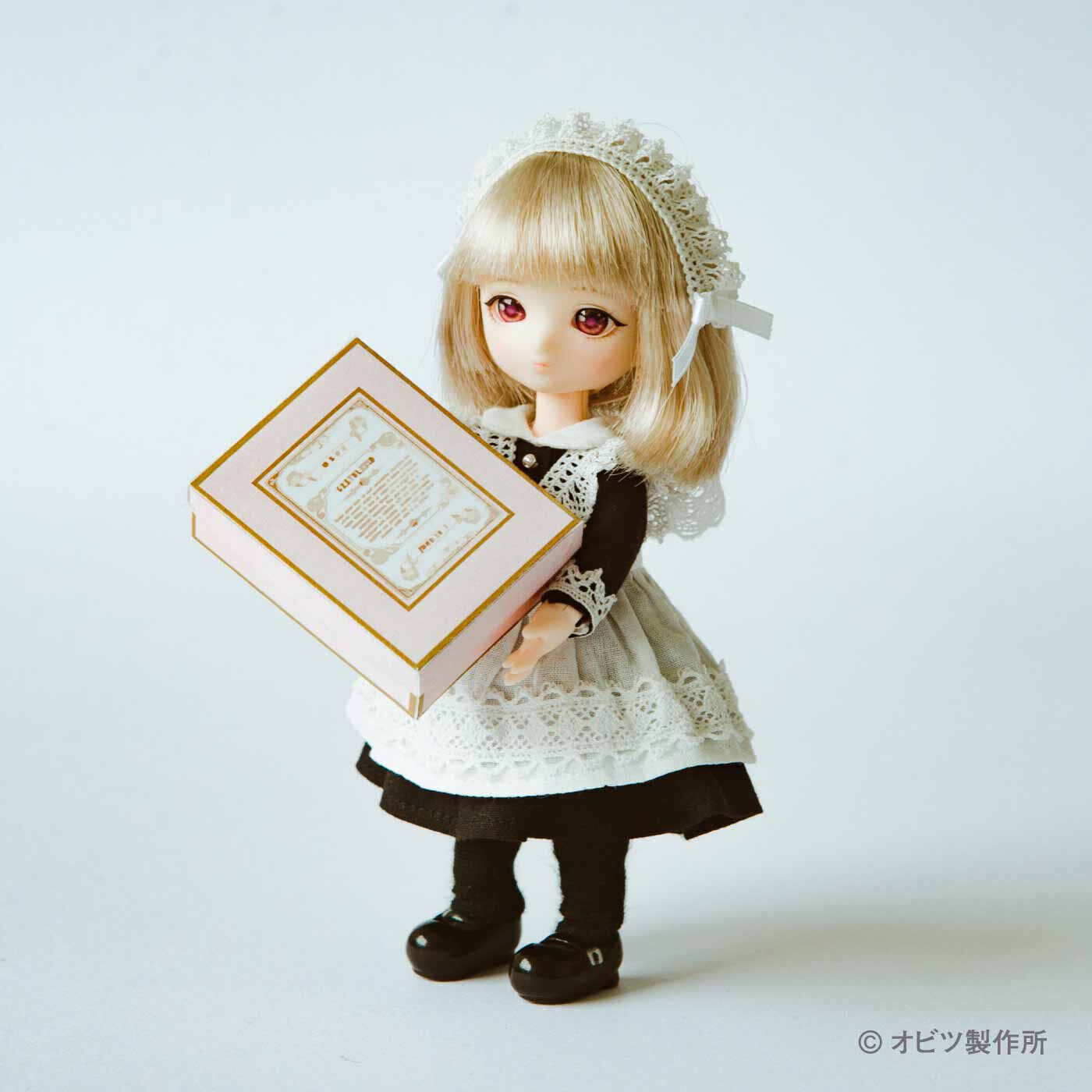 Couturier|クラシカルな甘さでおもてなし 11cmドール〈オビツ11〉用メイドドレスのキット|別売りの「かわいいパッケージミニチュア」を小道具に。メイドドレスとの相性も◎。