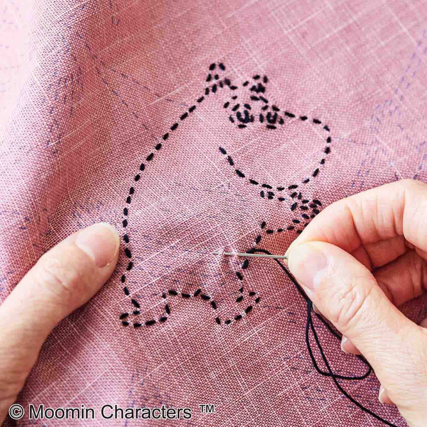 Couturier|ムーミン谷の季節をめぐる ちくちく刺し子の大判風呂敷（花）|印刷された図案に沿ってちくちく刺すだけ。
