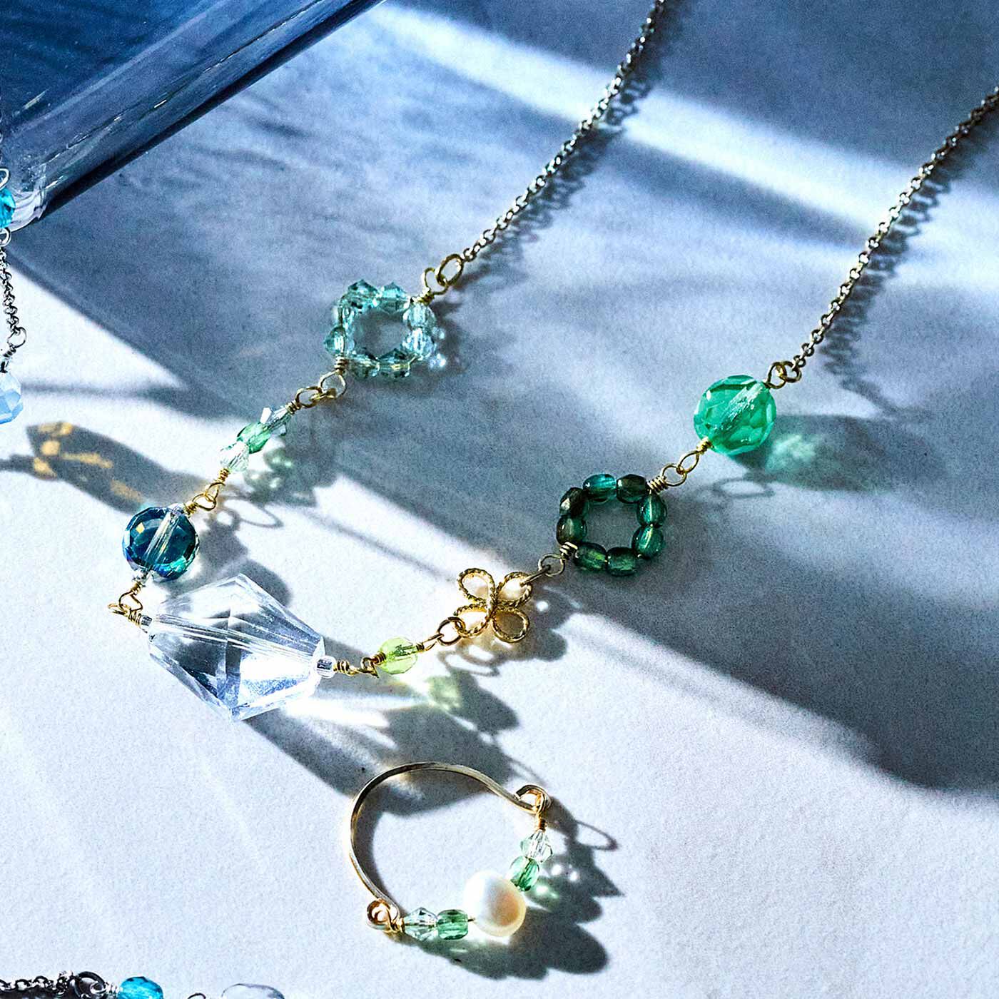 Couturier|ワイヤー遣いでパーツきらめく 華奢な大人アクセサリーの会|木漏れ日のハーモニー