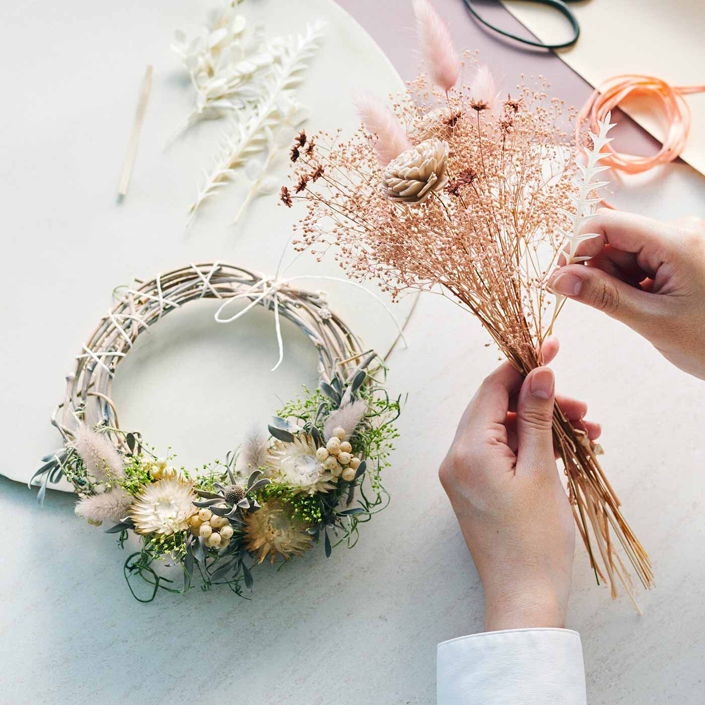 Couturier|ナチュラル空間に華やぎを くすみカラーがアクセント 簡単フラワーアレンジメントの会|シルバーデイジーのリース