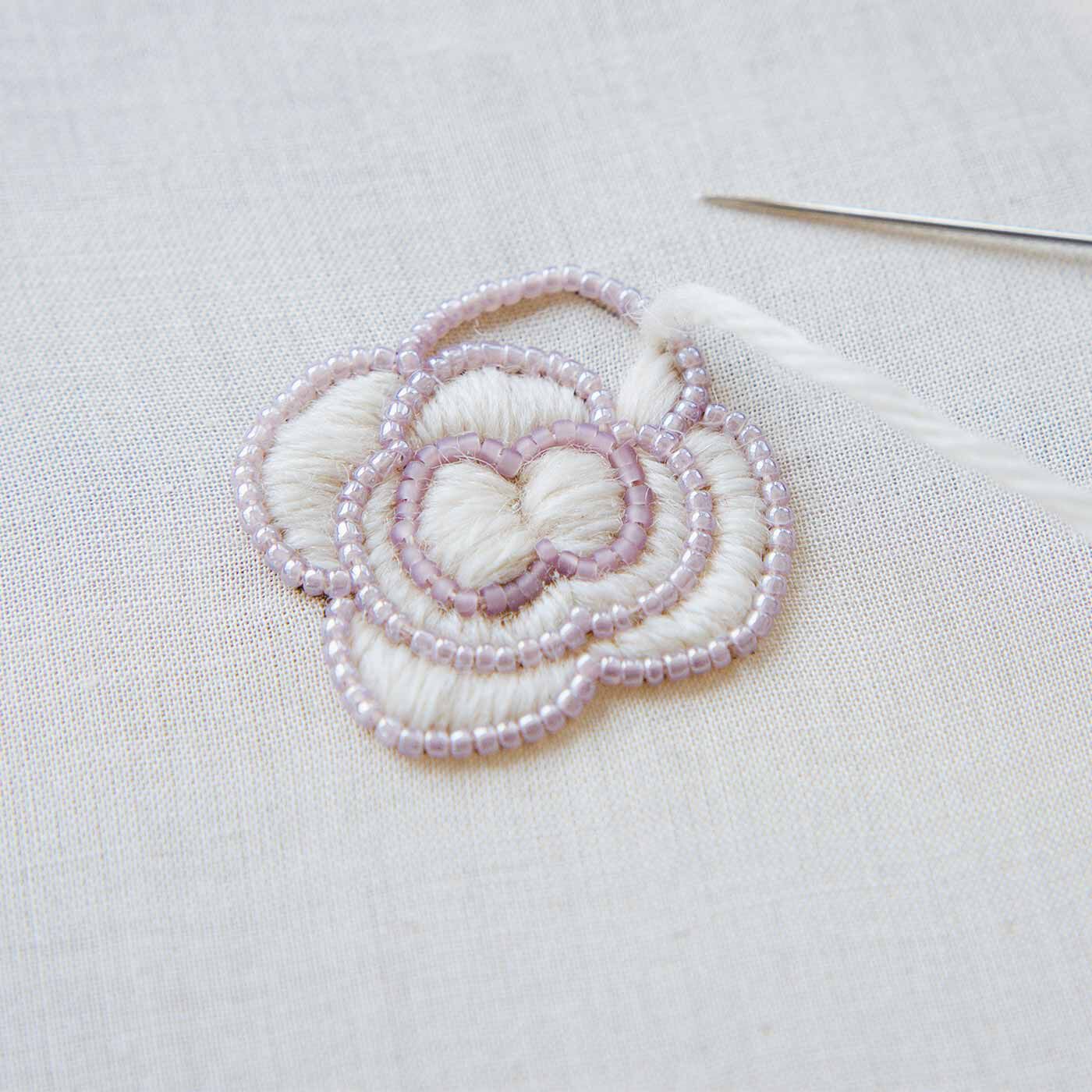 Couturier|きらりふわりやさしく咲いた お花の刺しゅうブローチの会|印刷済みの図案にそってビーズで輪郭を刺して、花びらを刺し埋めていきます。