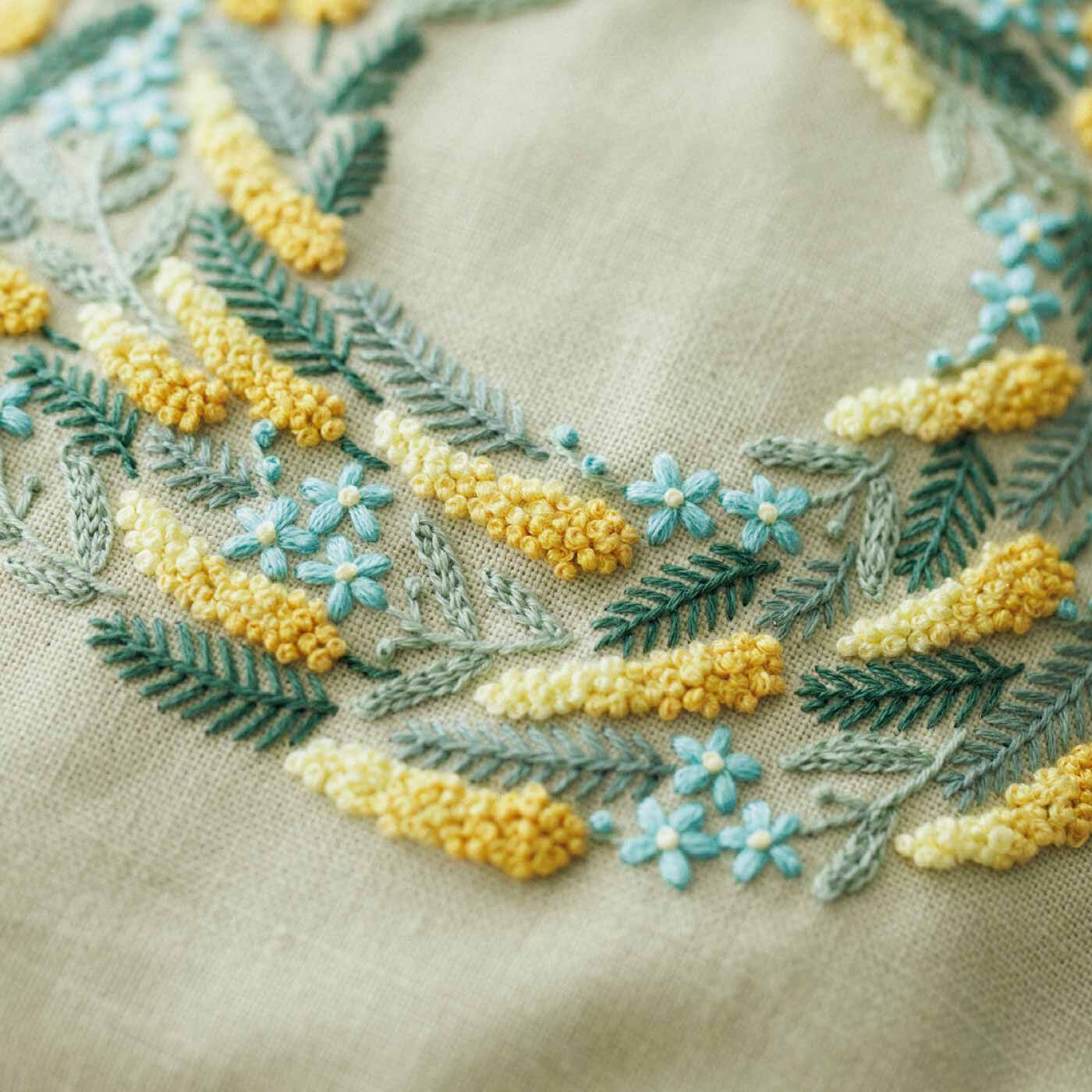 Couturier[クチュリエ]|多彩な色で魅せる豊かな世界 植物をぎゅっと詰め込んだ 刺しゅうポーチの会|繊細で愛らしいお花の美しい色遣いと立体感にうっとり。